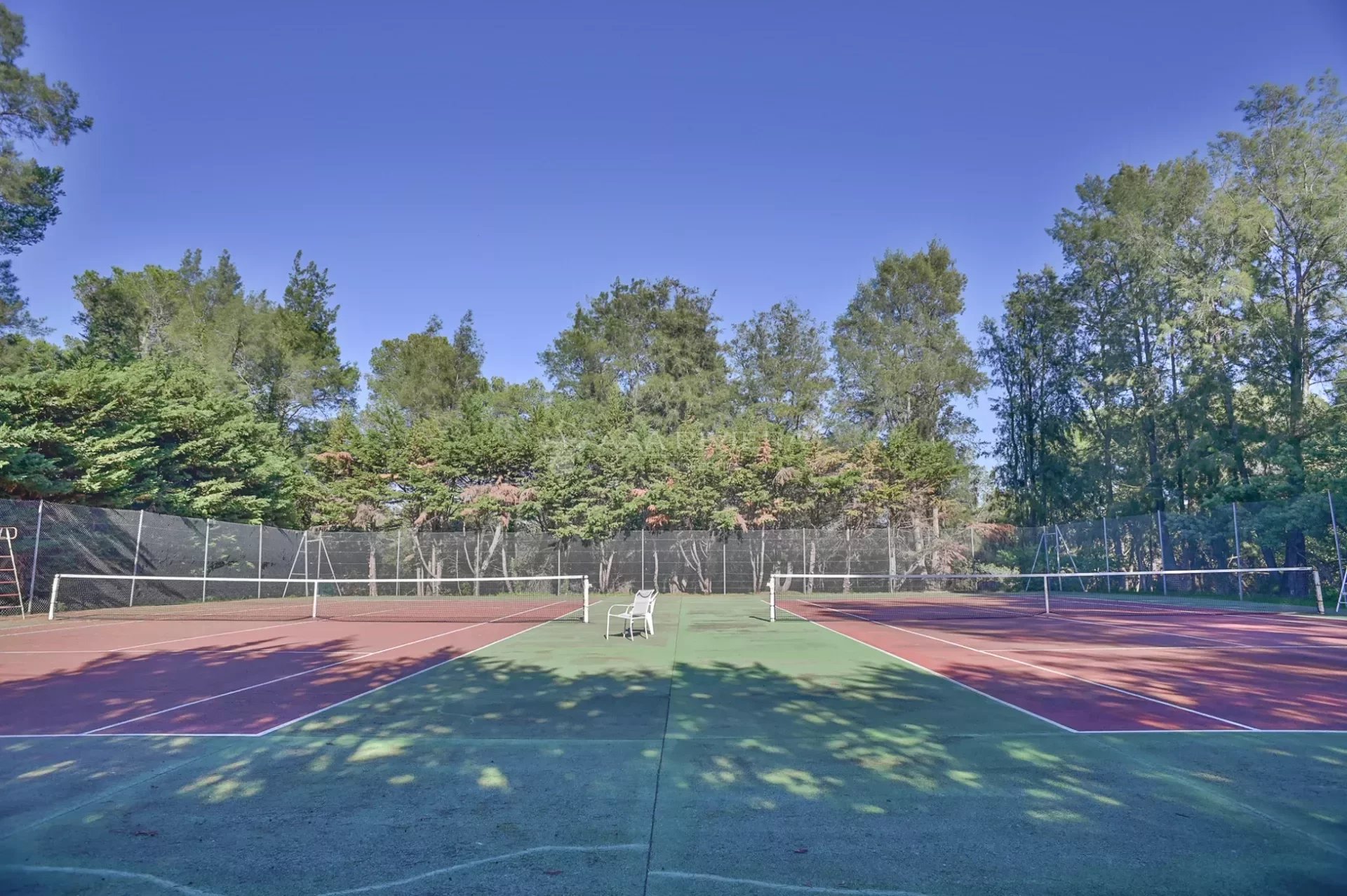 PÅ HØYDEN OVER ANTIBES / VALLAURIS - Kjedet moderne enebolig med panorama utsikt. Meget høy standard. Pool, tennis, park.