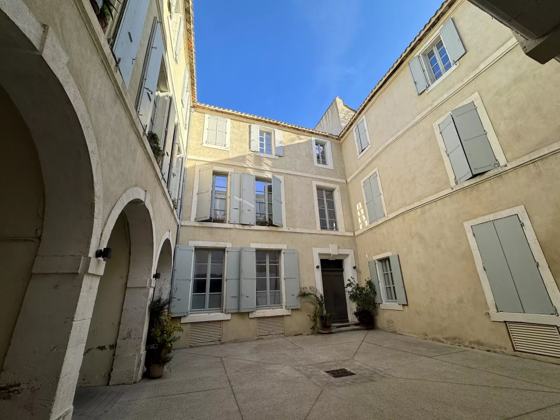Stylish apartment in elegant building in the heart of Narbonne