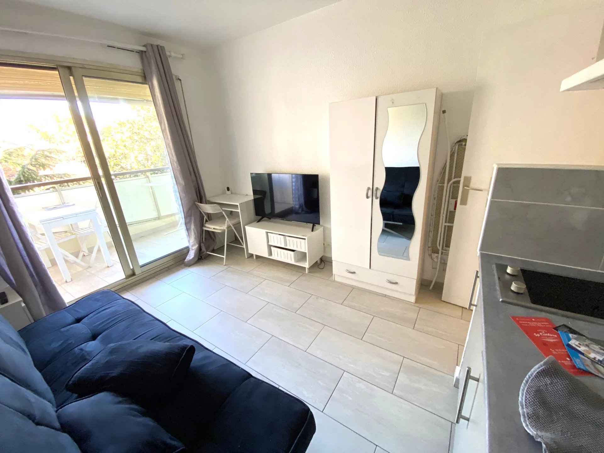 CANNES SALE STUDIO WITH TERRACE AND CELLAR NEAR CENTRE 