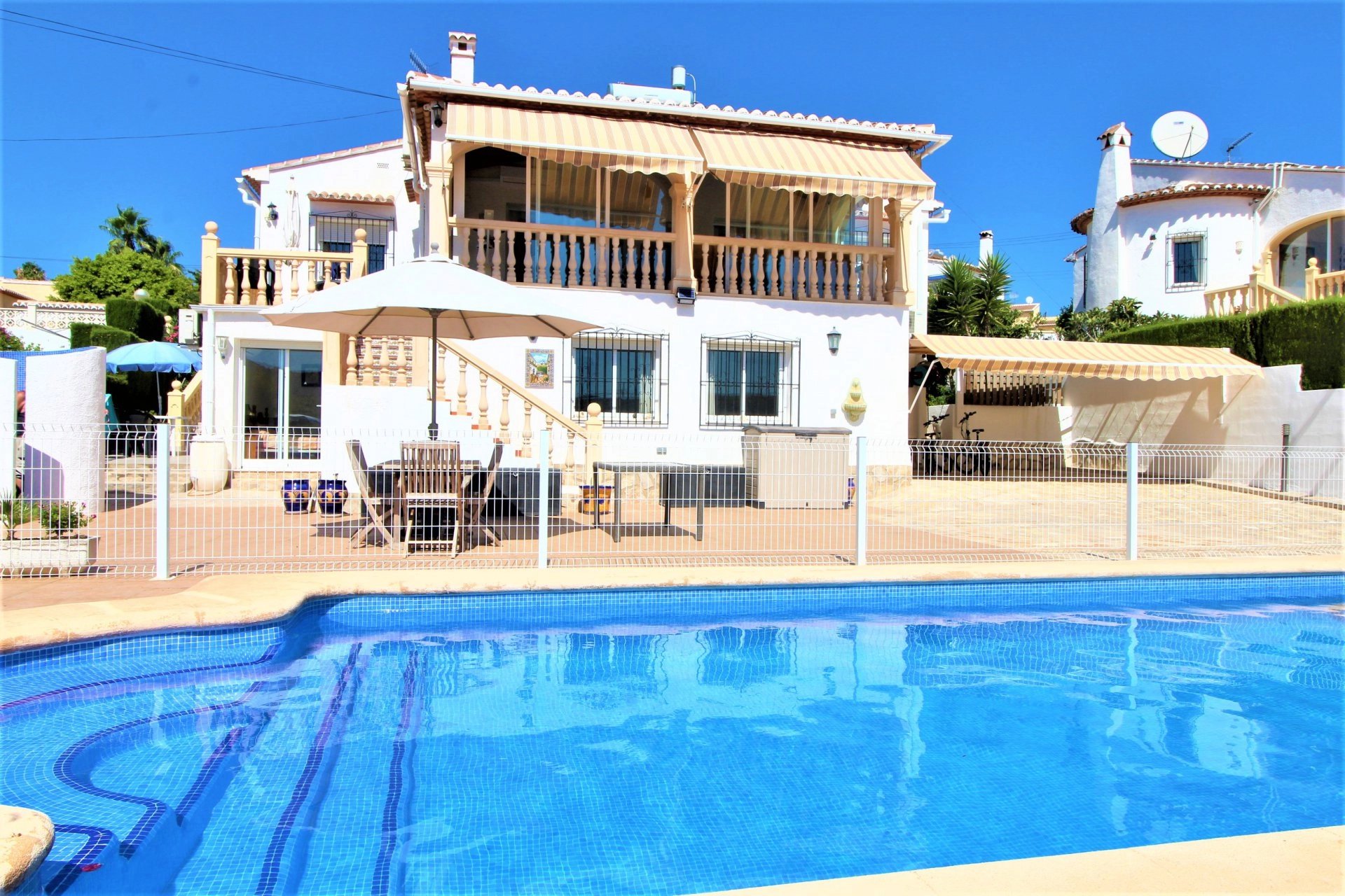 Traditional villa with 2 extra independent apartments for sale