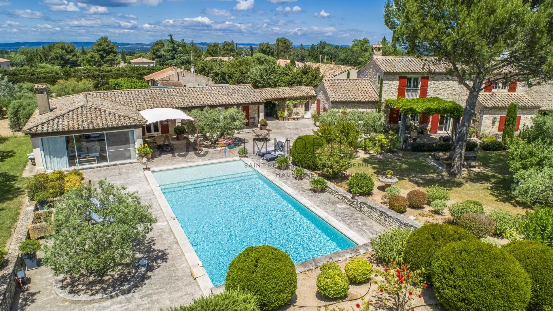 PROPRIETE DANS UN ECRIN PROCHE VILLAGE ET VUE ALPILLES