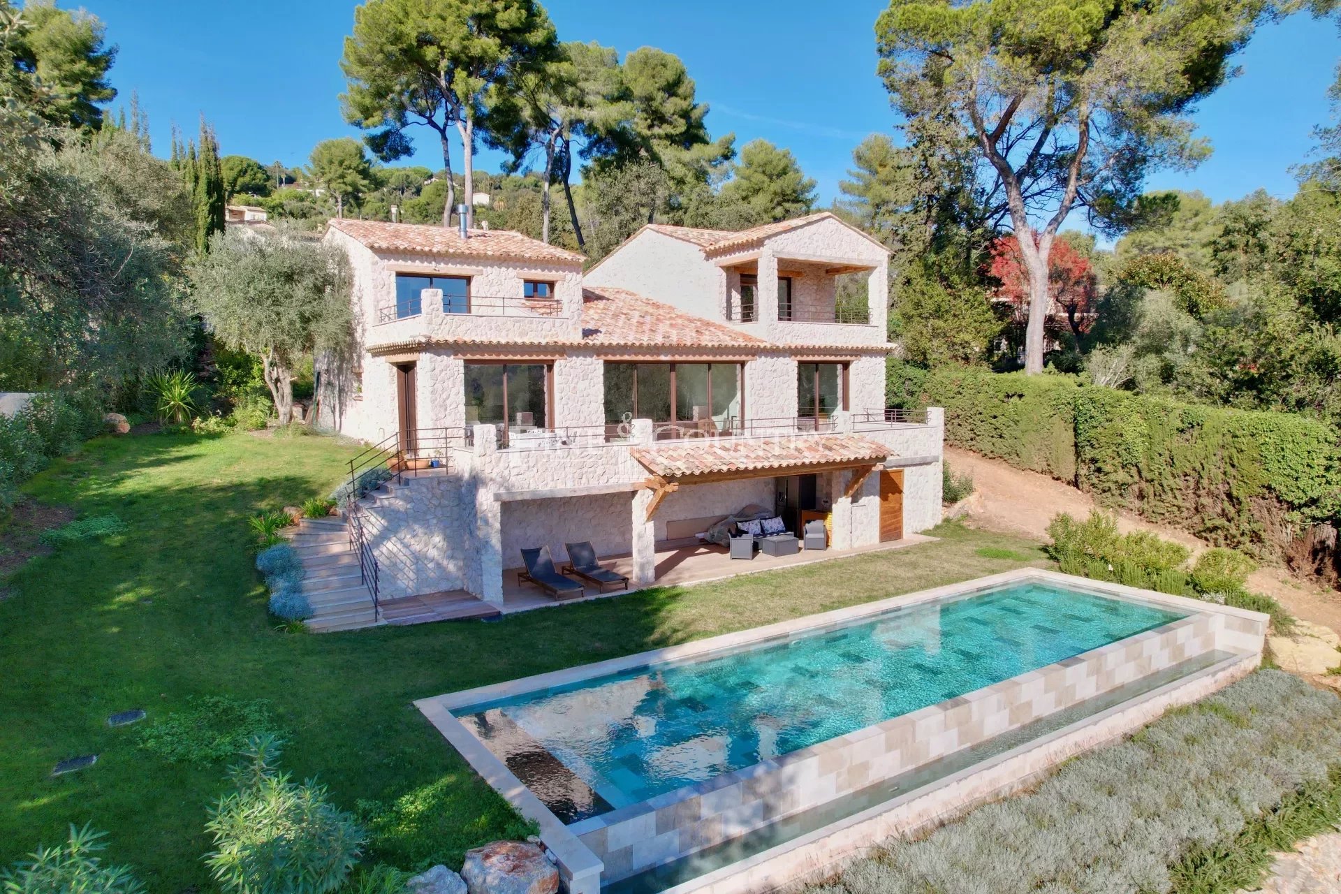 Villa with village & sea view for sale in Saint Paul de Vence Accommodation in Cannes