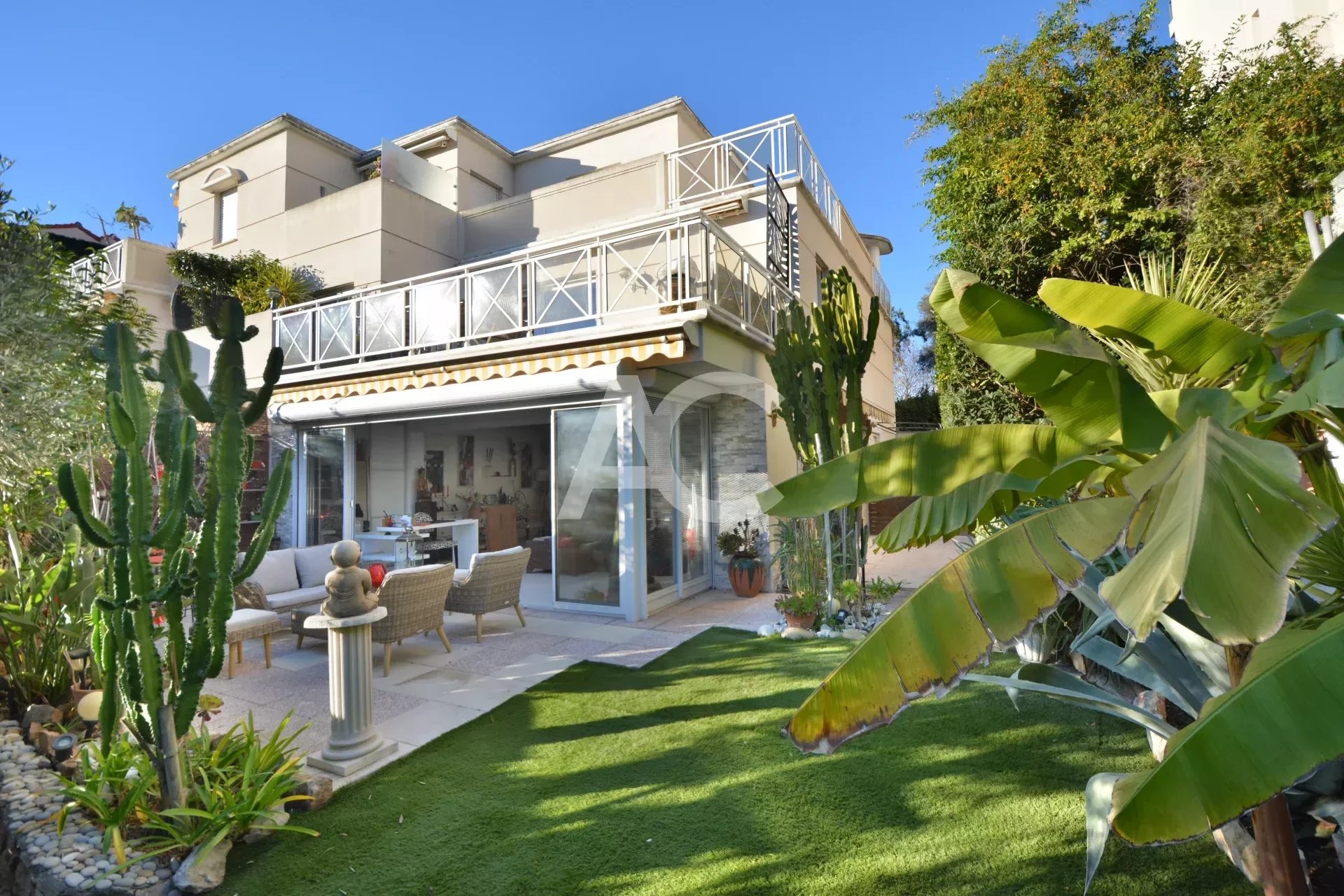 Superb garden level apartment at the start of Cap d'Antibes
