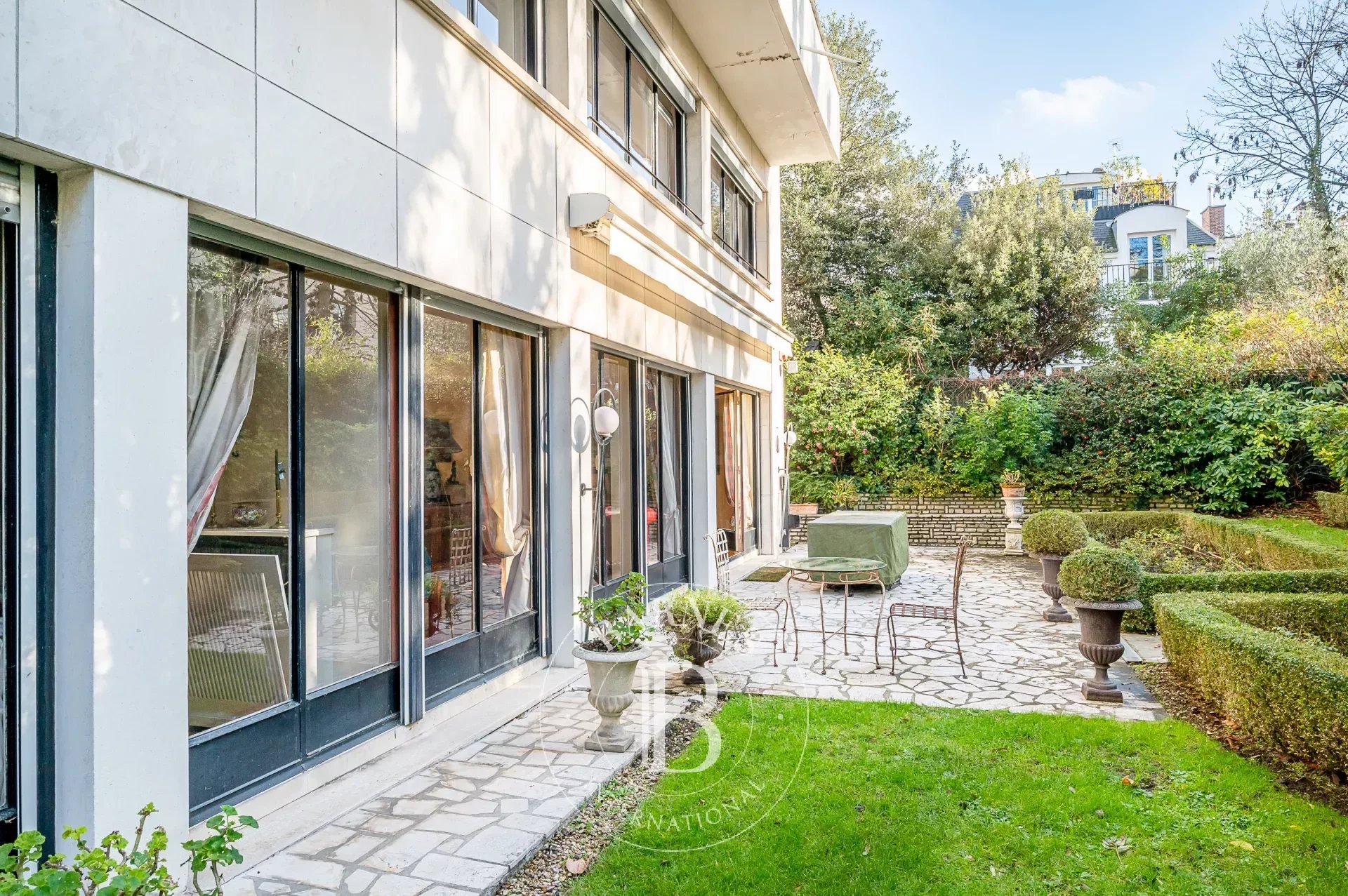 Neuilly - Longchamp-Saint James -  Appartement  4/5 chambres en rez-de-jardin comme une maison