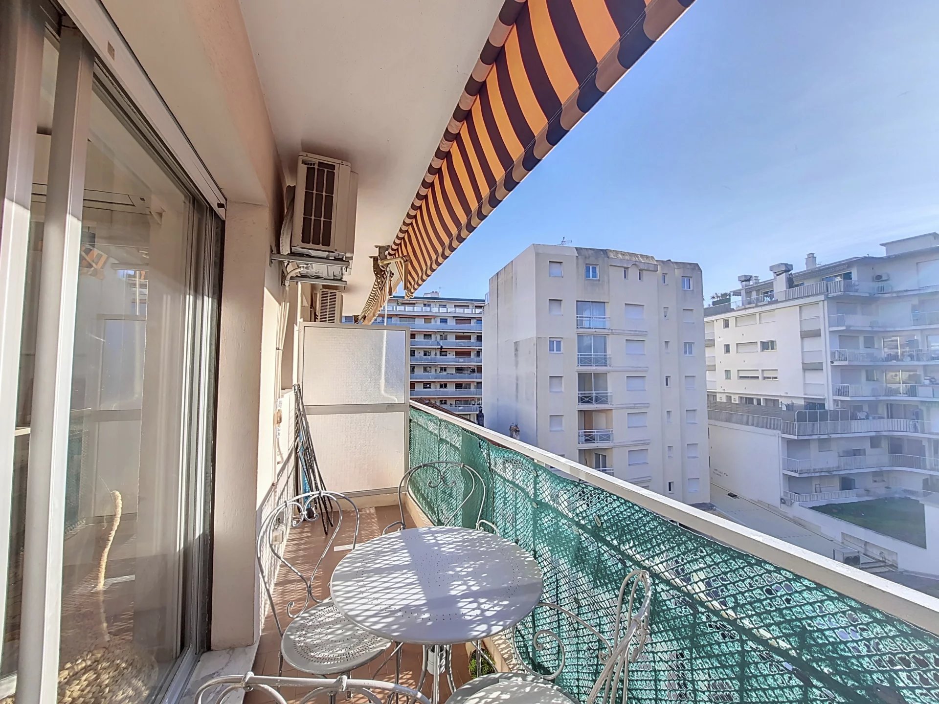 JUAN LES PINS CENTRE STUDIO A STONE'S THROW FROM THE BEACHES AND LA PINEDE