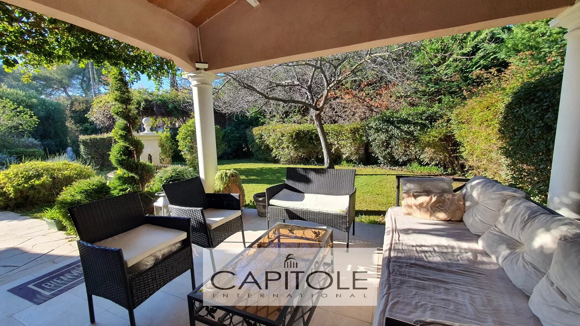 ANTIBES - SOLE AGENT PROPERTY - Superb single-storey property with pool on wooded land of 3200 m²