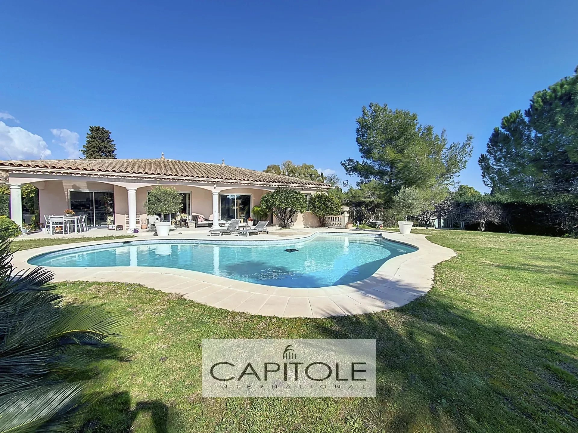 ANTIBES - SOLE AGENT PROPERTY - Superb single-storey property with pool on wooded land of 3200 m²