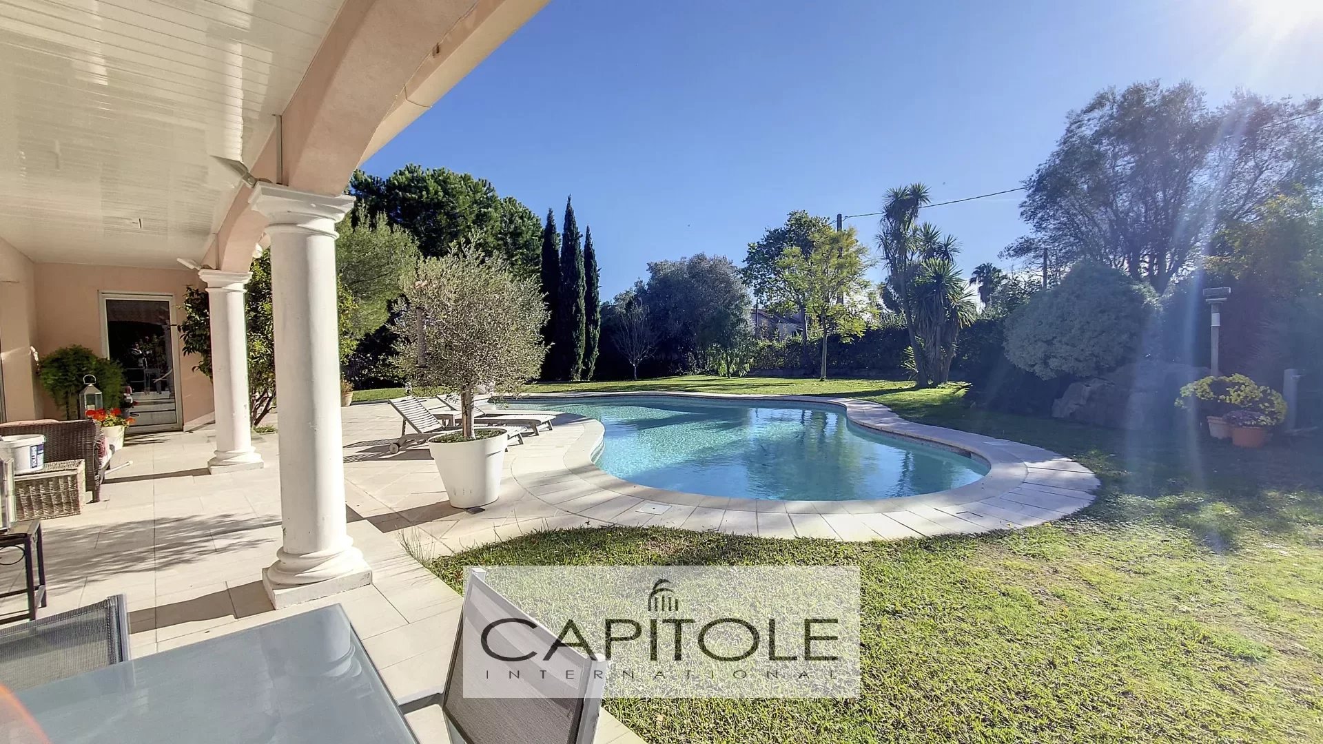 ANTIBES - SOLE AGENT PROPERTY - Superb single-storey property with pool on wooded land of 3200 m²