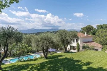 Luxury villa with panoramic view of the Village of MOUGINS