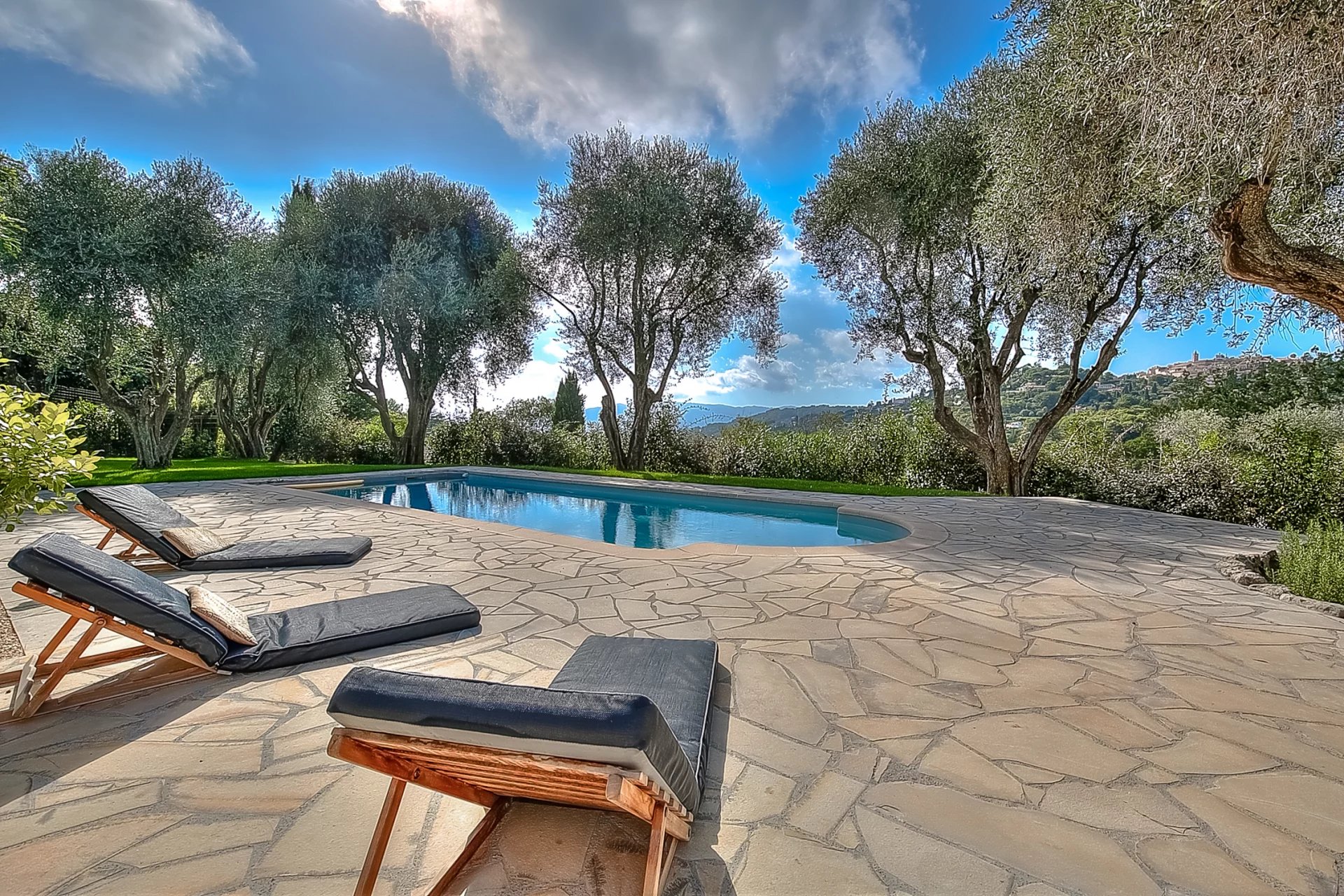 Luxury villa with panoramic view of the Village of MOUGINS