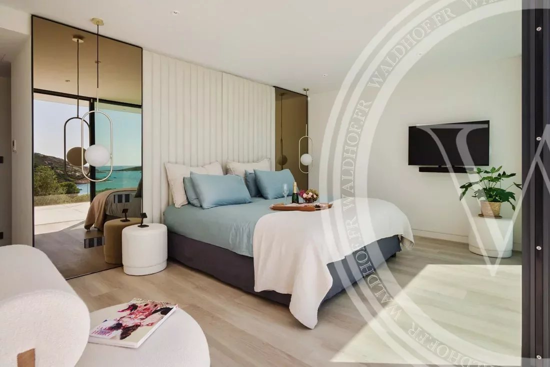 MODERN 8-BEDROOM VILLA WITH SEA VIEW