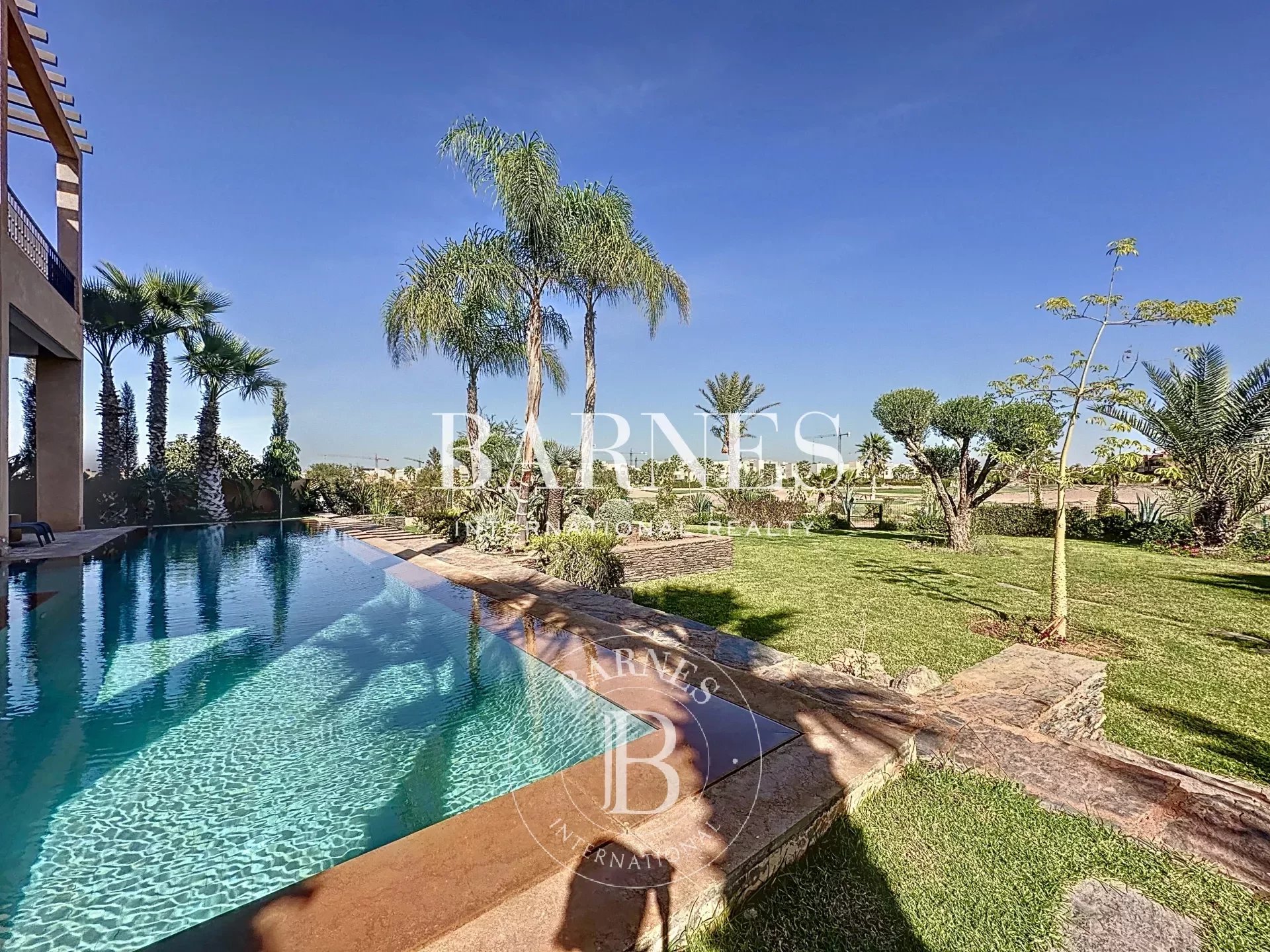 4-suite villa with a refined Moroccan style, located directly on the golf course.