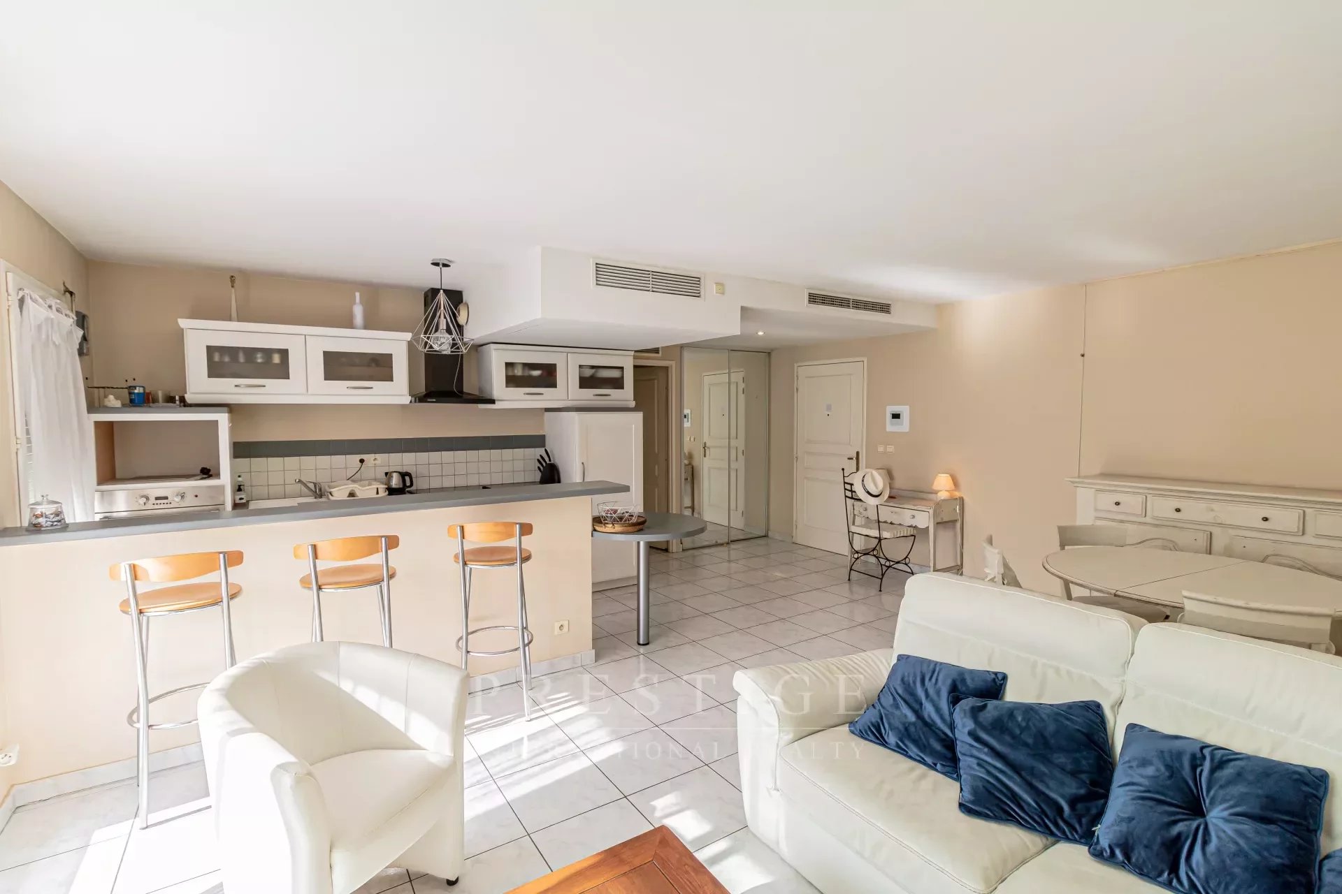 Antibes, 2 bedrooms flat with a south terrace, cave & garage