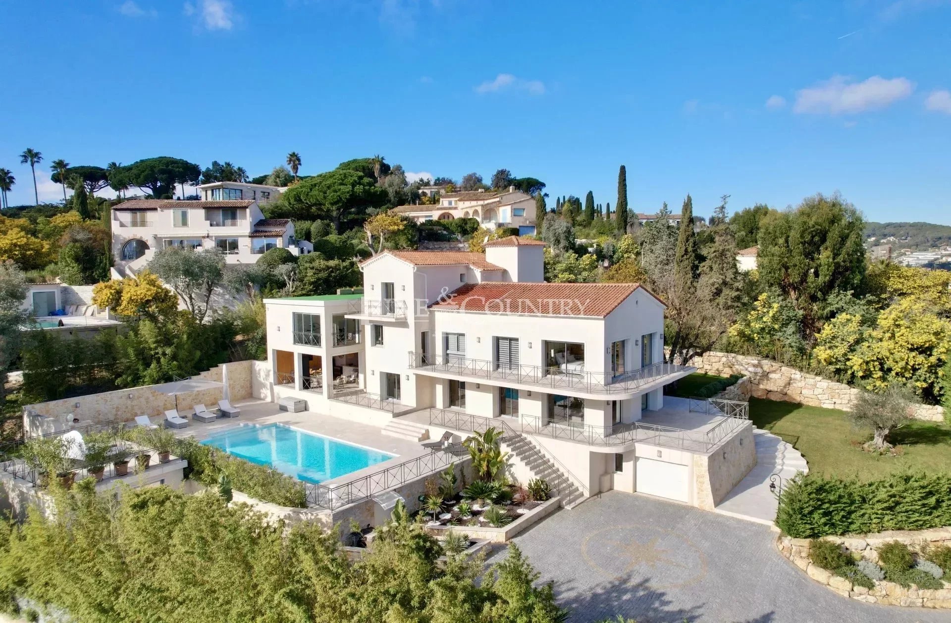 Villa for sale in Super Cannes with mountains and sea views