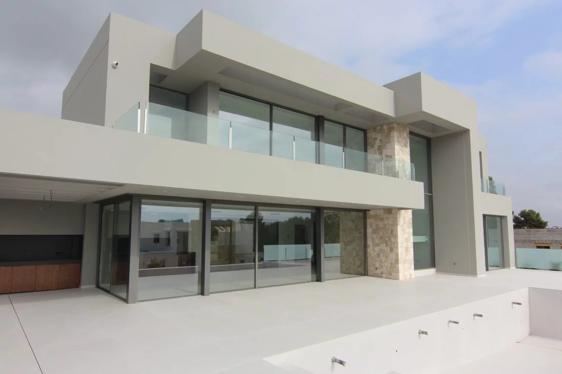 Hermosa villa moderna de nueva construcción con vistas al mar en Moraira