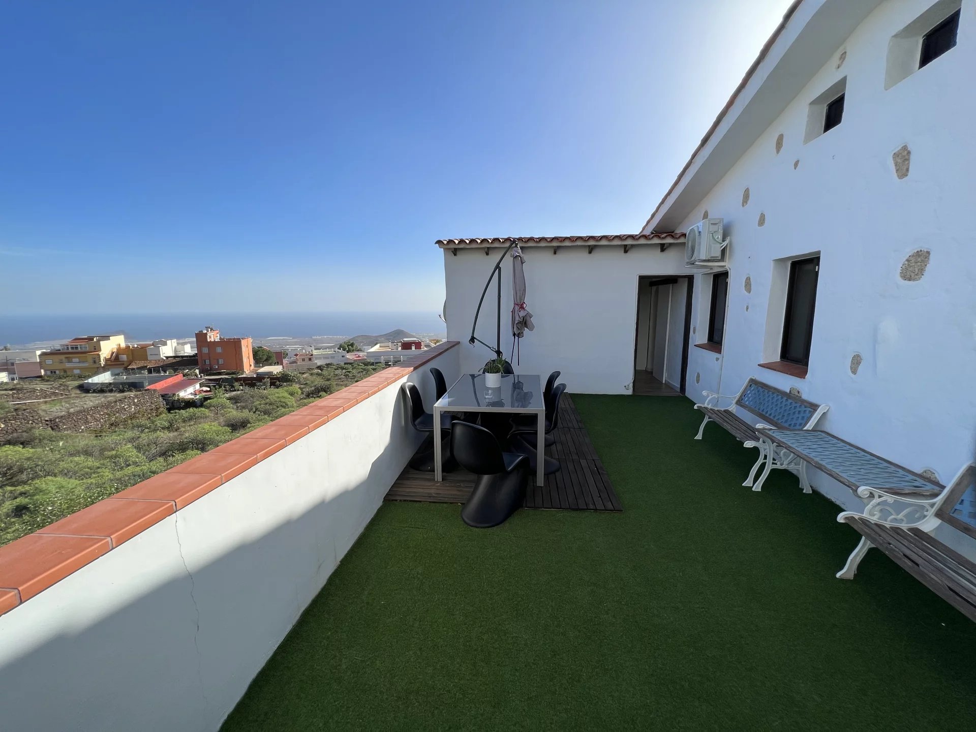 For sale, 264m2 villa with sea and mountain views in San Miguel de Abona, with a 1200m2 plot.