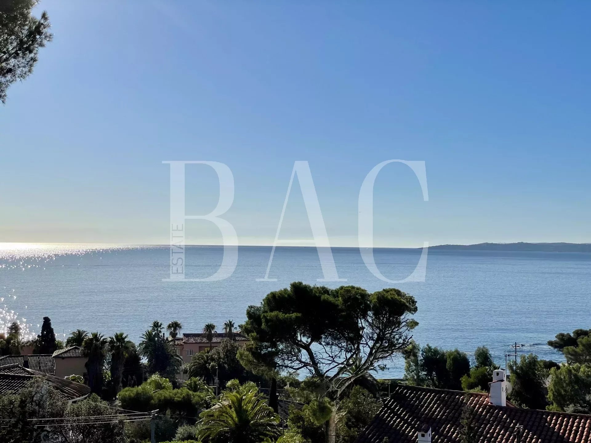 Les Issambres, panoramic sea view and building permit sold with this villa to renovate