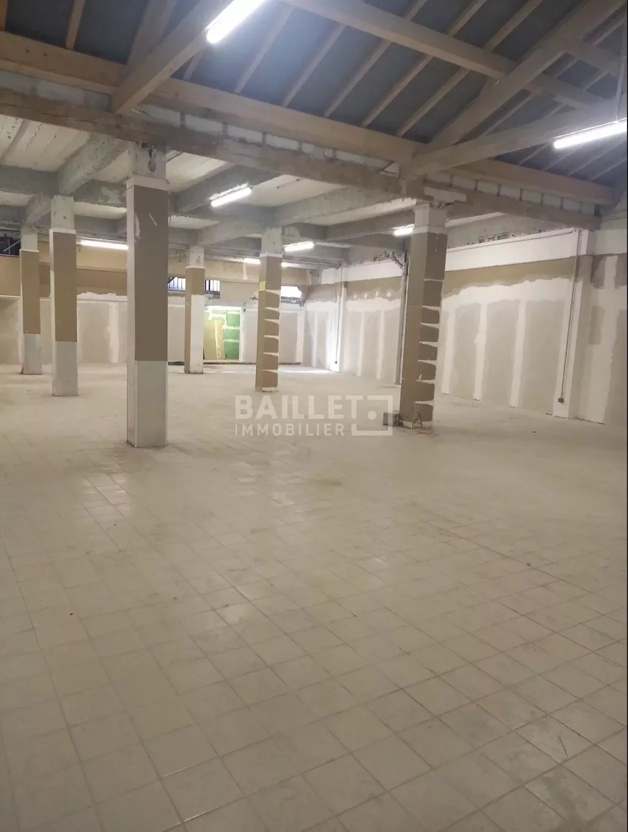 LOCAL COMMERCIAL 400 M2 NICE CENTRE
