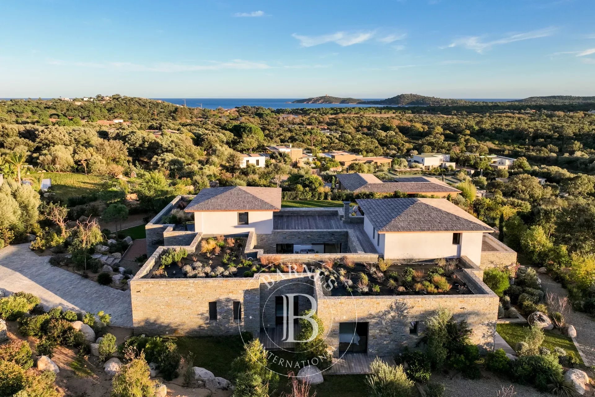 Exclusivité - (sous offre) Pinarello, Villa en pierres, 6 chambres, vue mer et montagne, piscine, proche plage de Pinarello