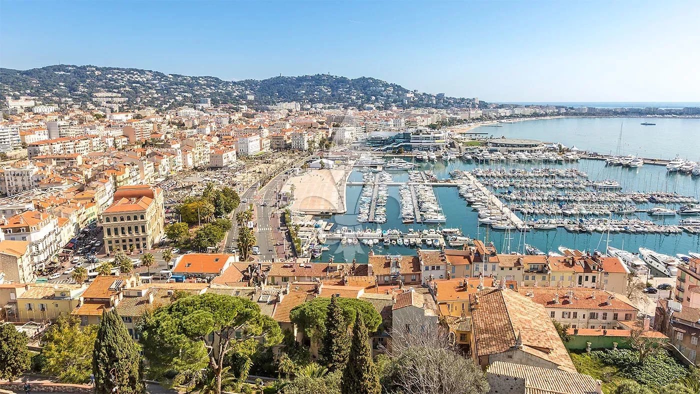 Cannes - Banane: Very central location with high visibility