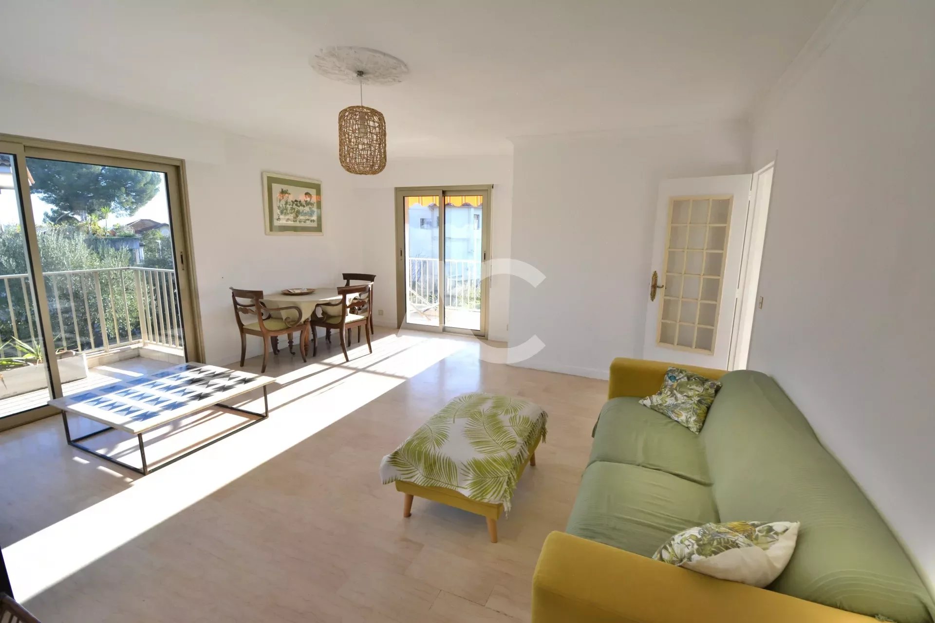 CAP D'ANTIBES - SUPERB TWO BEDROOMS APARTMENT WITH GARAGE