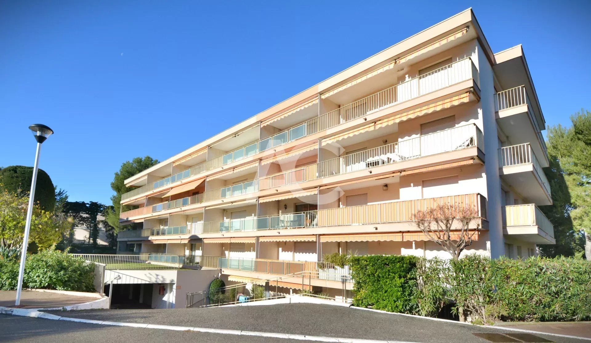 CAP D'ANTIBES - SUPERB TWO BEDROOMS APARTMENT WITH GARAGE