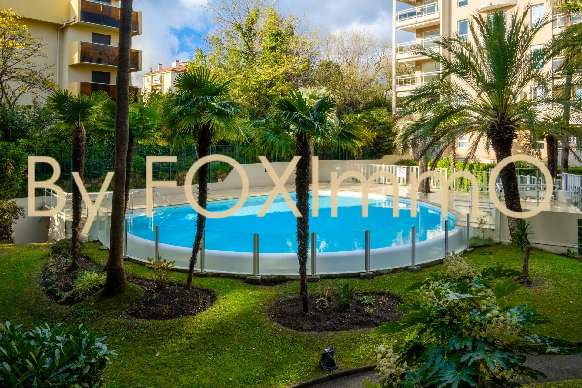 In Costa Azzurra, vendita di un quadrilocale in ottime condizioni con terrazza, piscina e garage