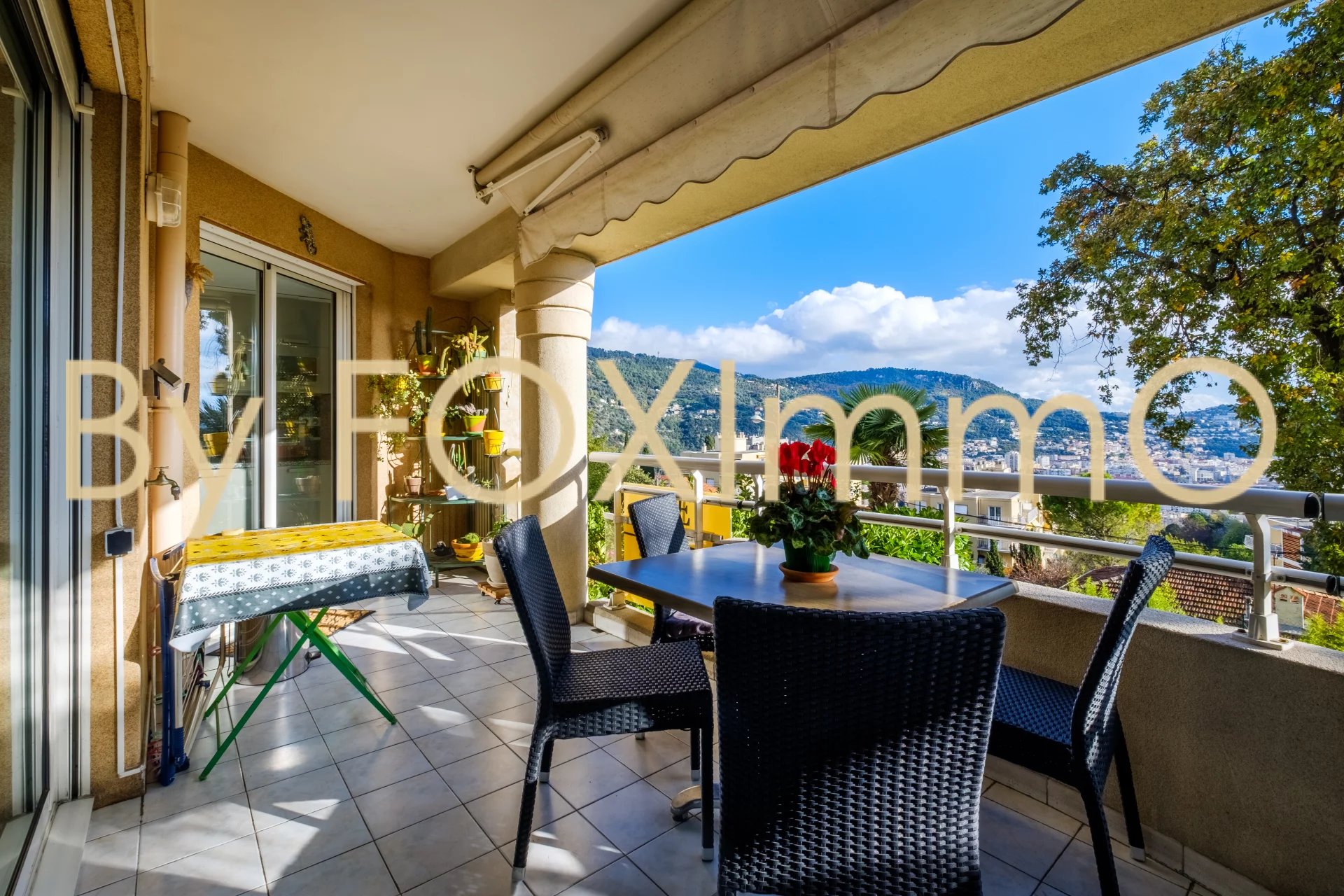 Sur la Côte d'Azur, à vendre un appartement en excellent état 4 pièces avec terrasse, piscine et garage