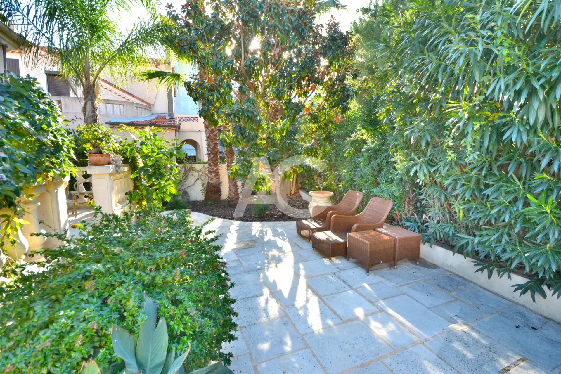 JUAN LES PINS - SOLE AGENT - VILLA IN THE PINEDE AREA