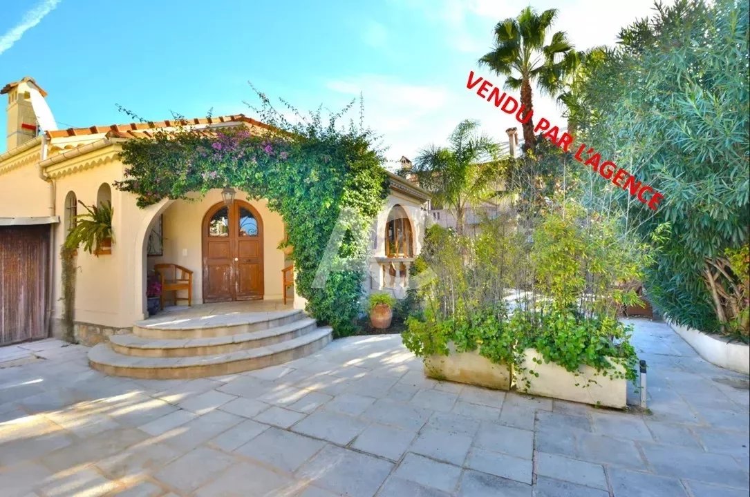 JUAN LES PINS - SOLE AGENT - VILLA IN THE PINEDE AREA