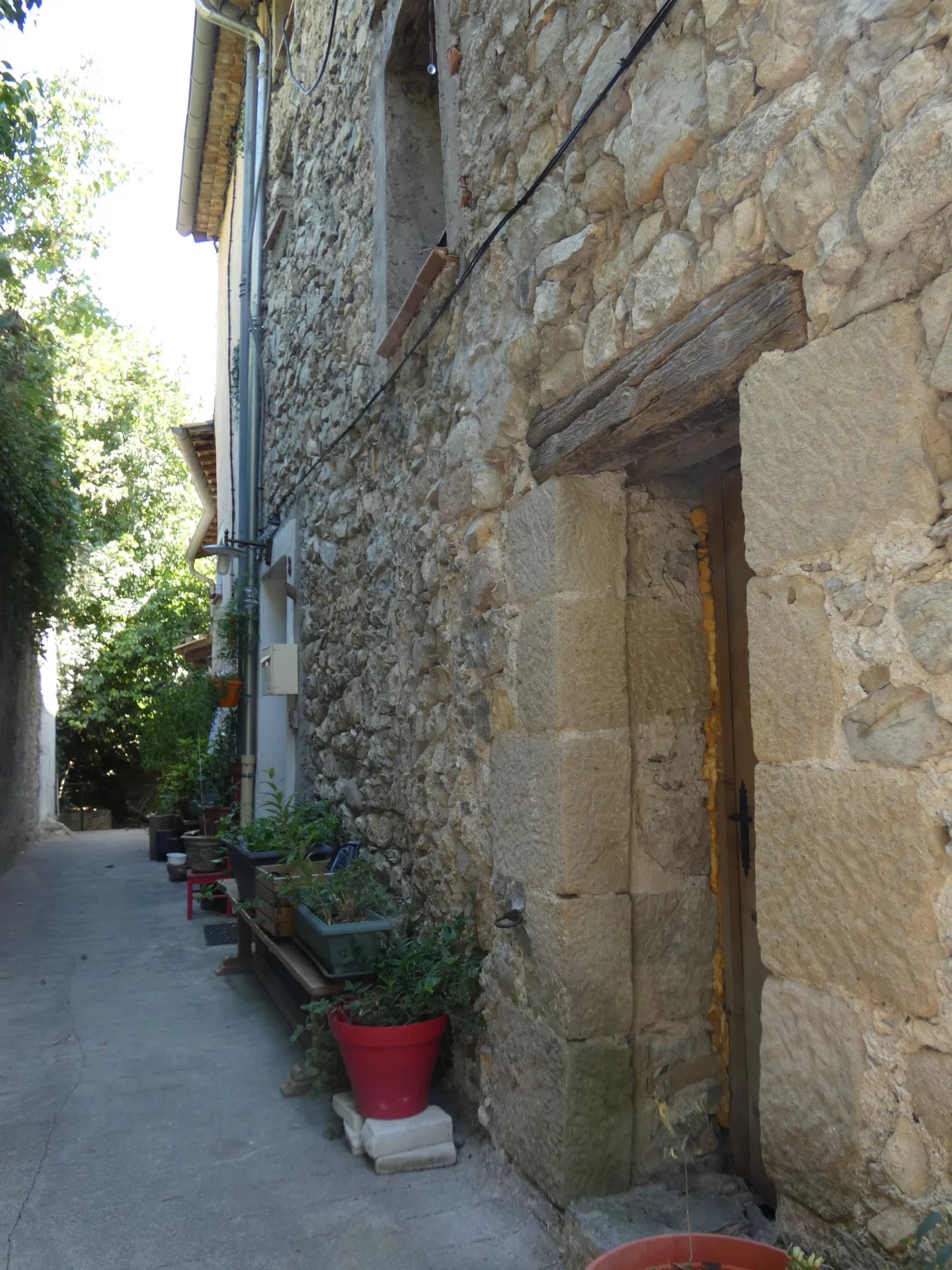 VILLARS SUR VAR - Maison de village en pierres, balcon et caves