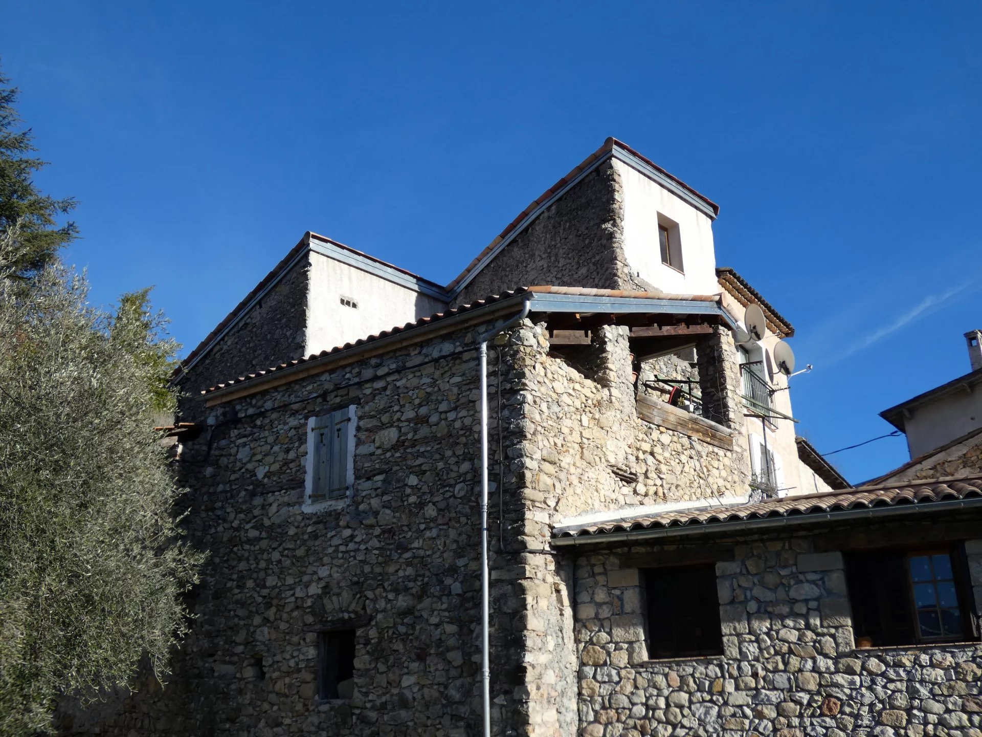 VILLARS SUR VAR - Maison de village en pierres, balcon et caves