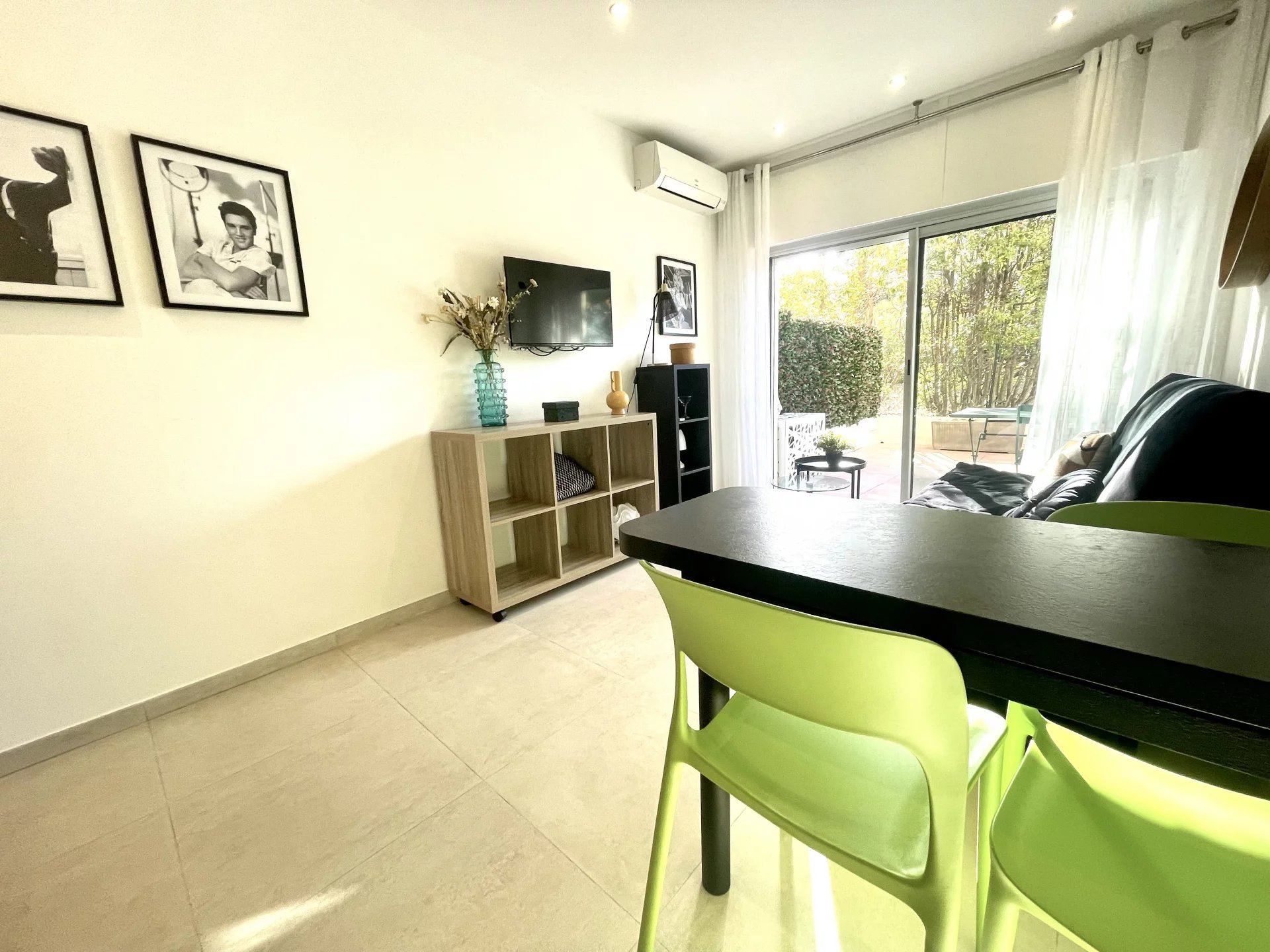 For sale in CANNES 1 room apartment close beaches