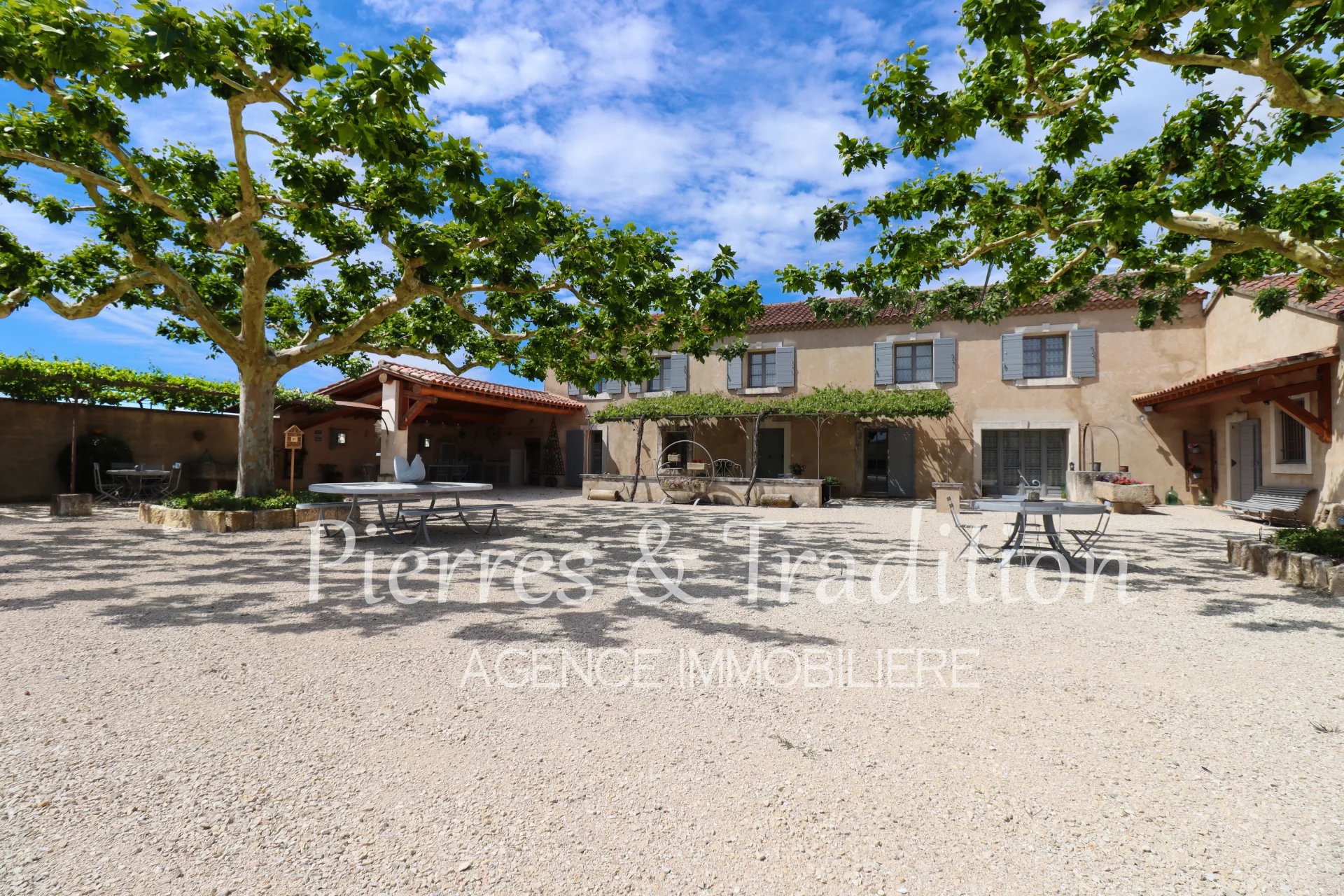 Lagnes, magnificent property of 260 m² of living space facing the Luberon