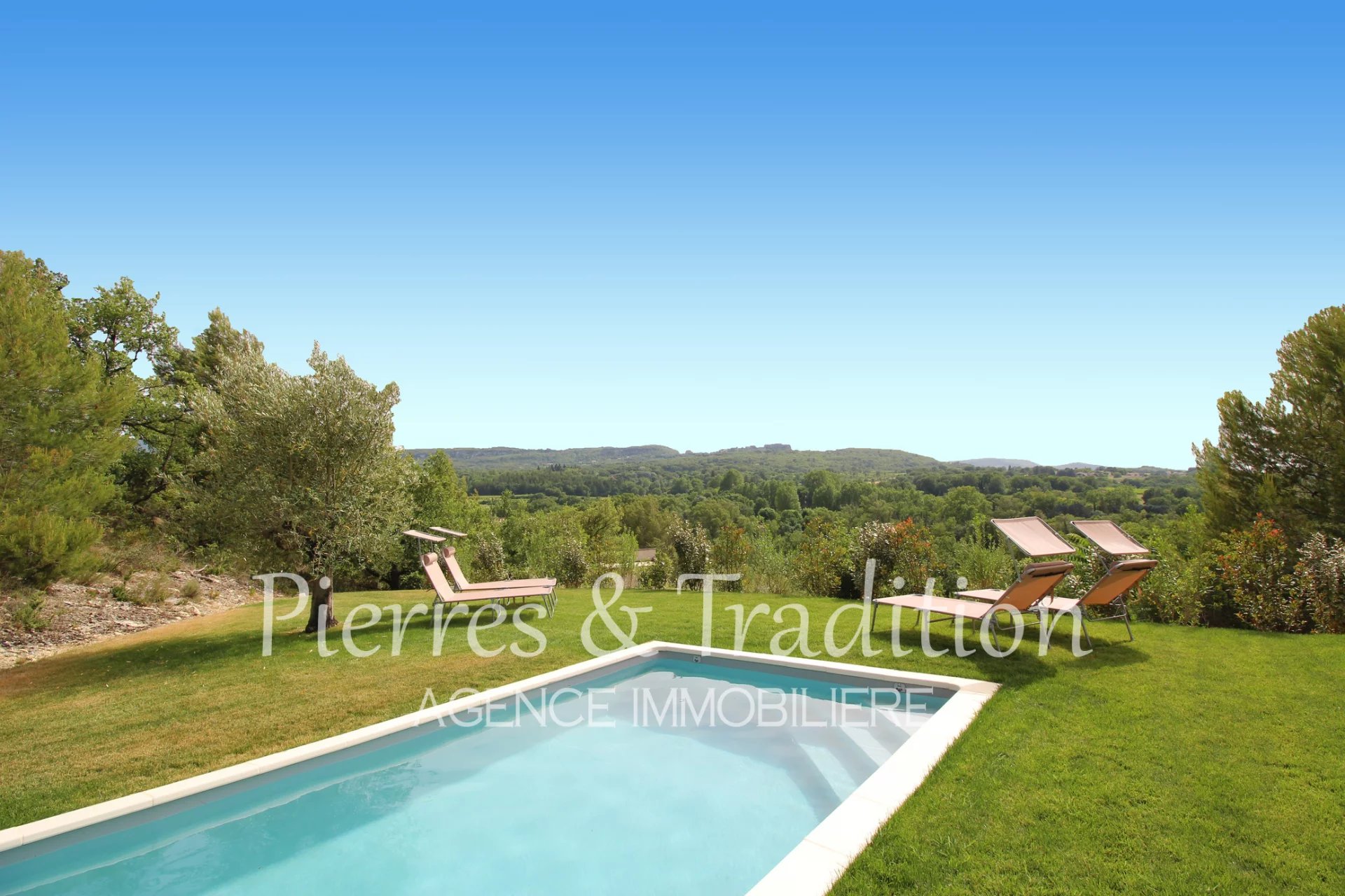 In the heart of the Luberon, magnificent recent villa with swimming pool and view