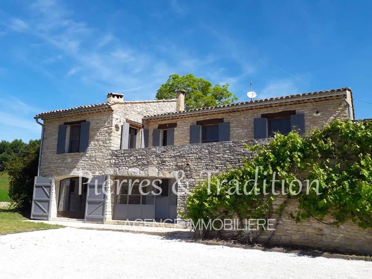 Provence, Luberon, Stone house with swimming pool with a magnificent view