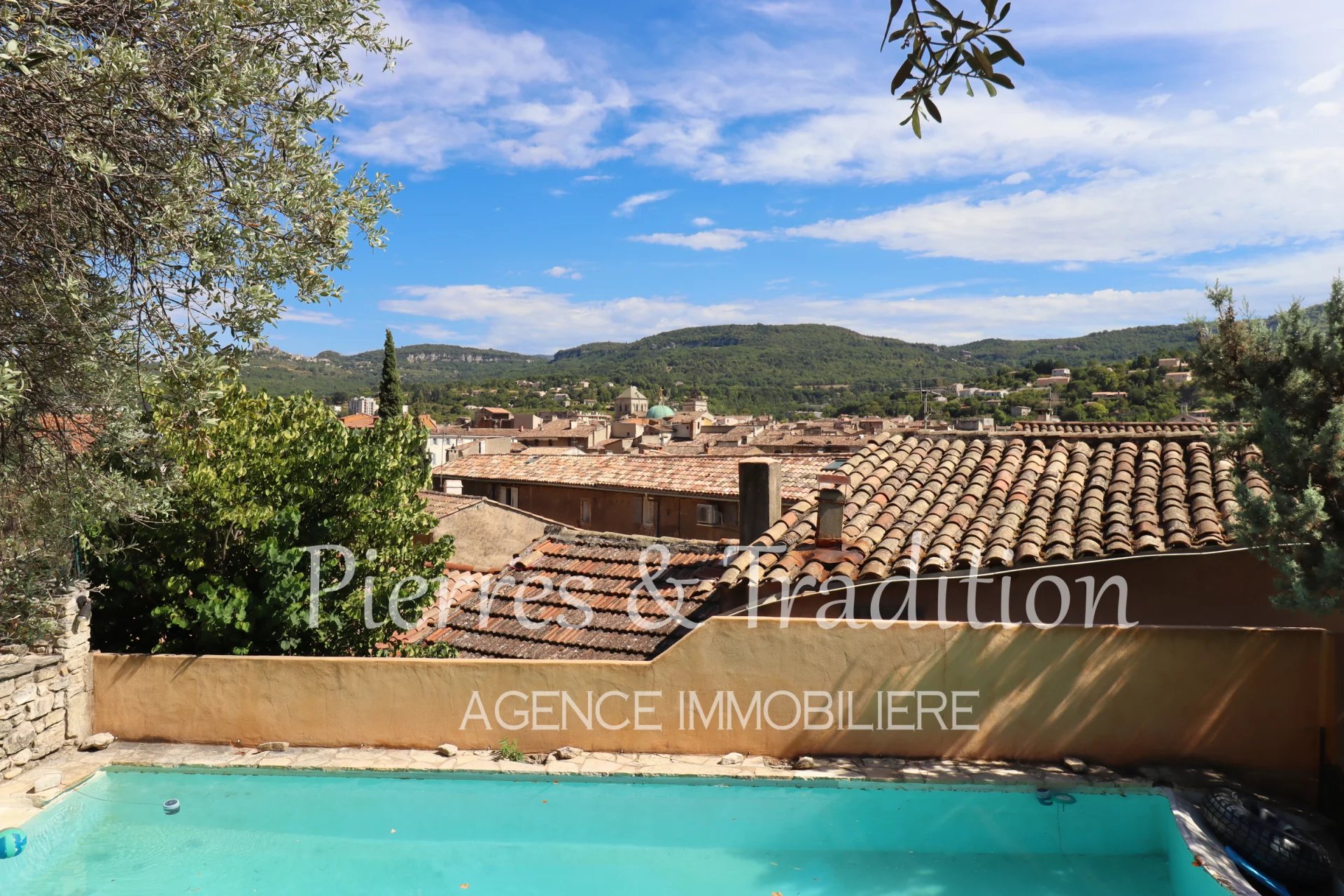 Luberon, Apt, Very nice town house of 175 m² with garage, garden and swimming pool.