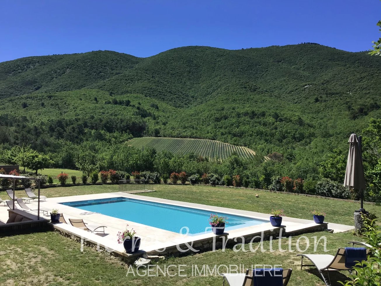 Magnifique propriété dans le Luberon, avec grand jardin de 4 hectares, piscine privative et vue panoramique