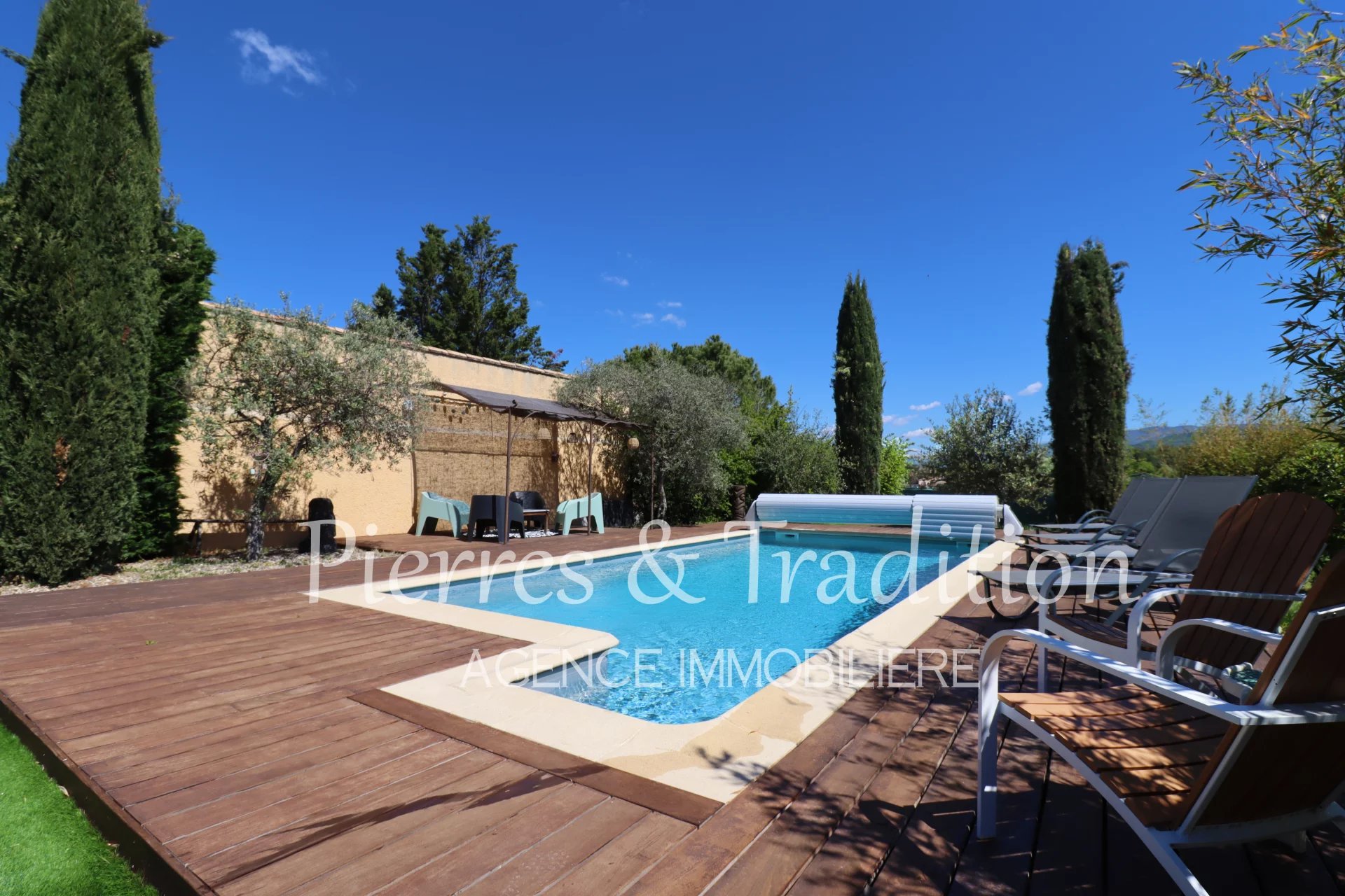 Pretty house with swimming pool and large garden with a beautiful view in the Luberon