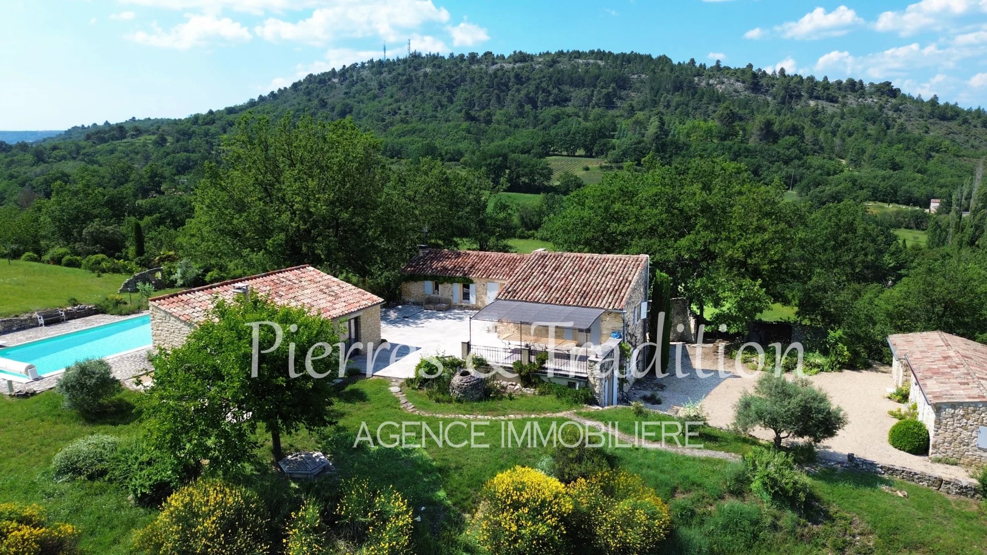 Luberon Mas in stones on 3Ha of nature with terrace and swimming pool
