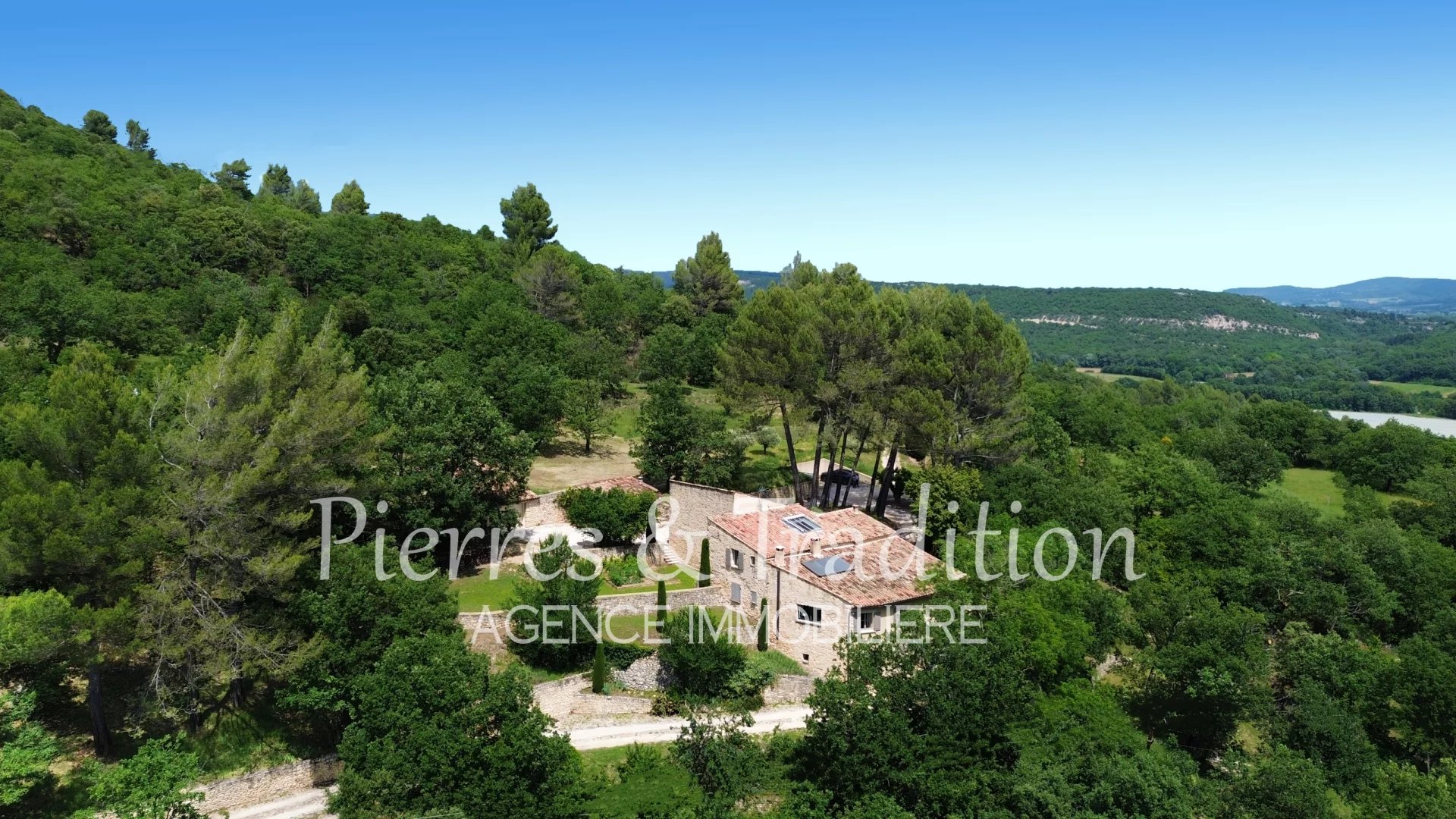 Provence, Luberon, Magnificent character property with 11ha and panoramic view