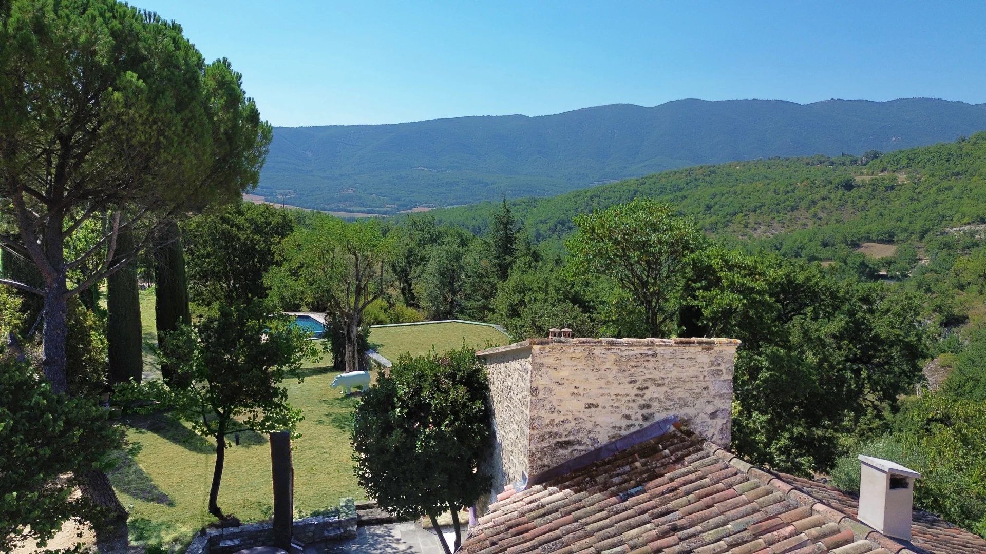 Provence, Luberon, Old renovated sheepfold with panoramic view.