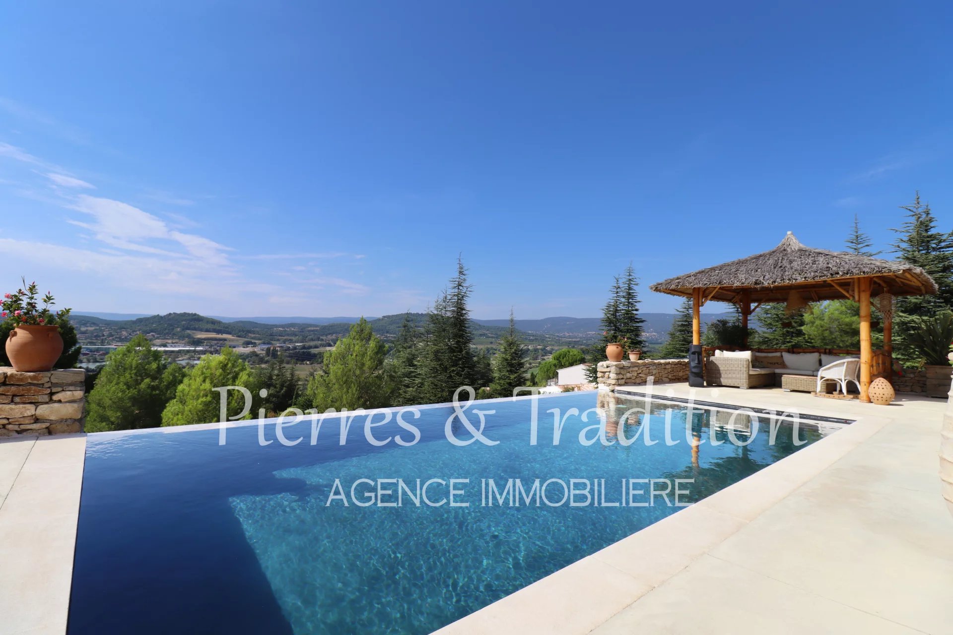 Magnificent high-end property for 6 people with infinity pool and panoramic view of the Lube