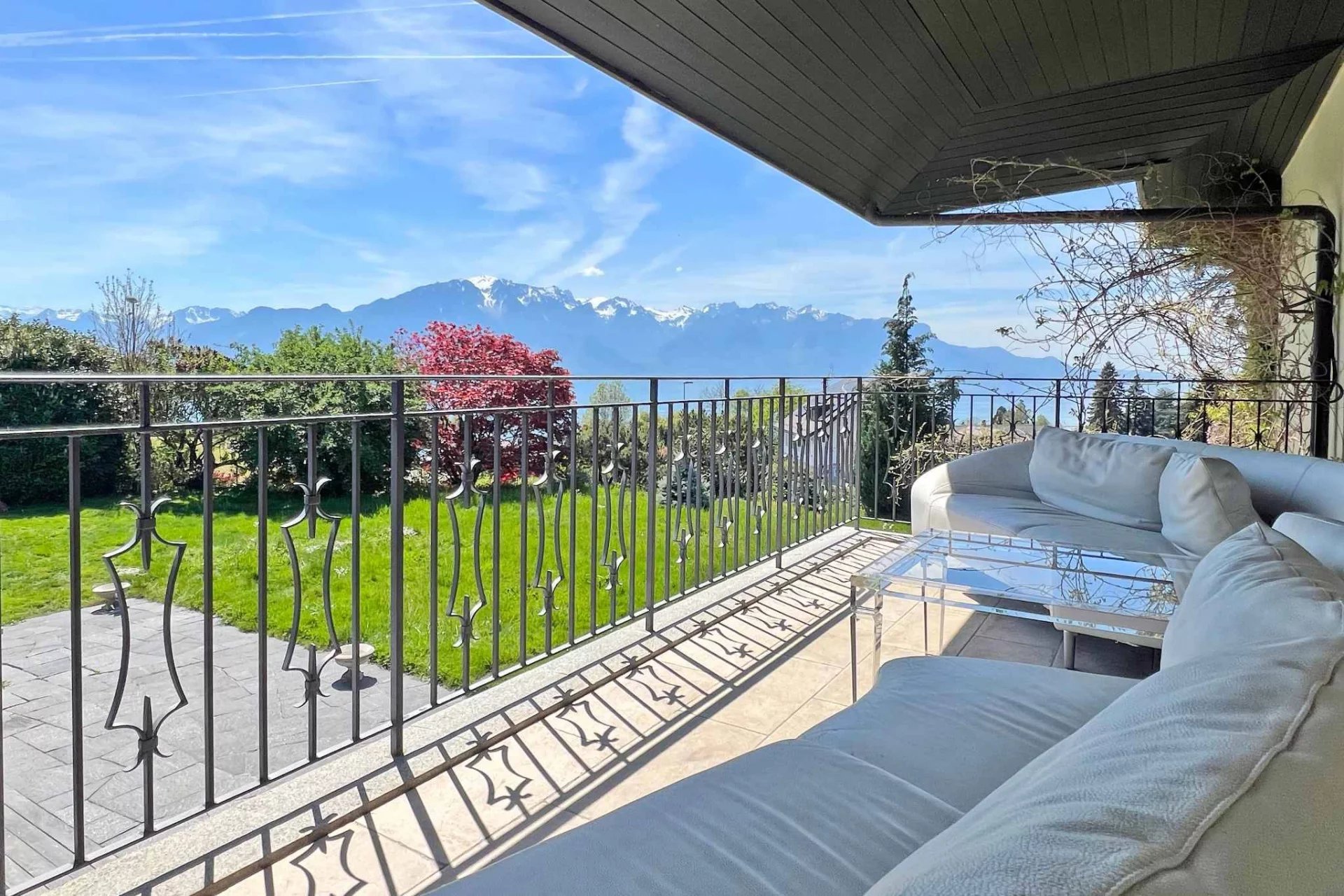 Villa with views of the lake and the Alps