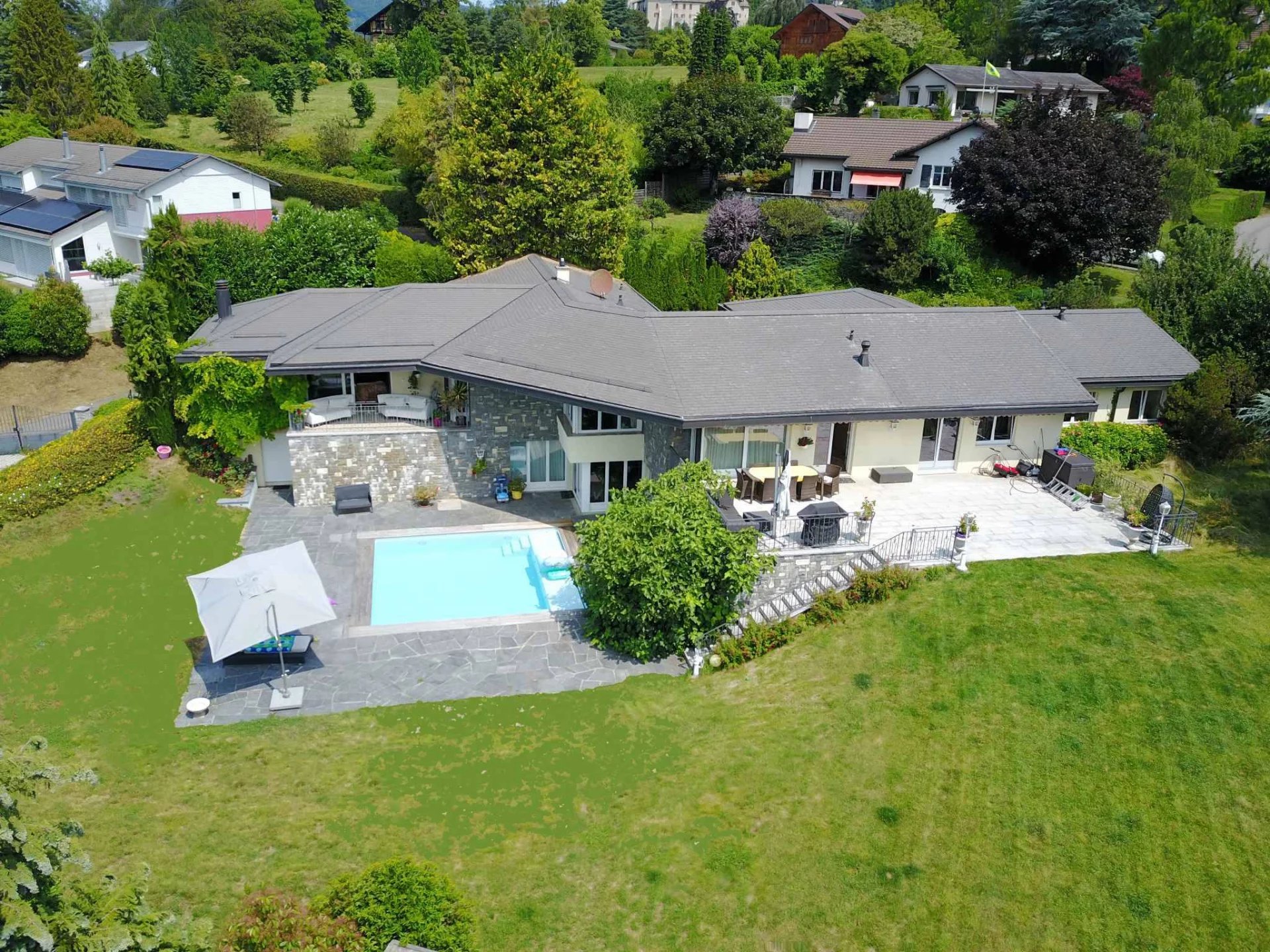 Villa with views of the lake and the Alps