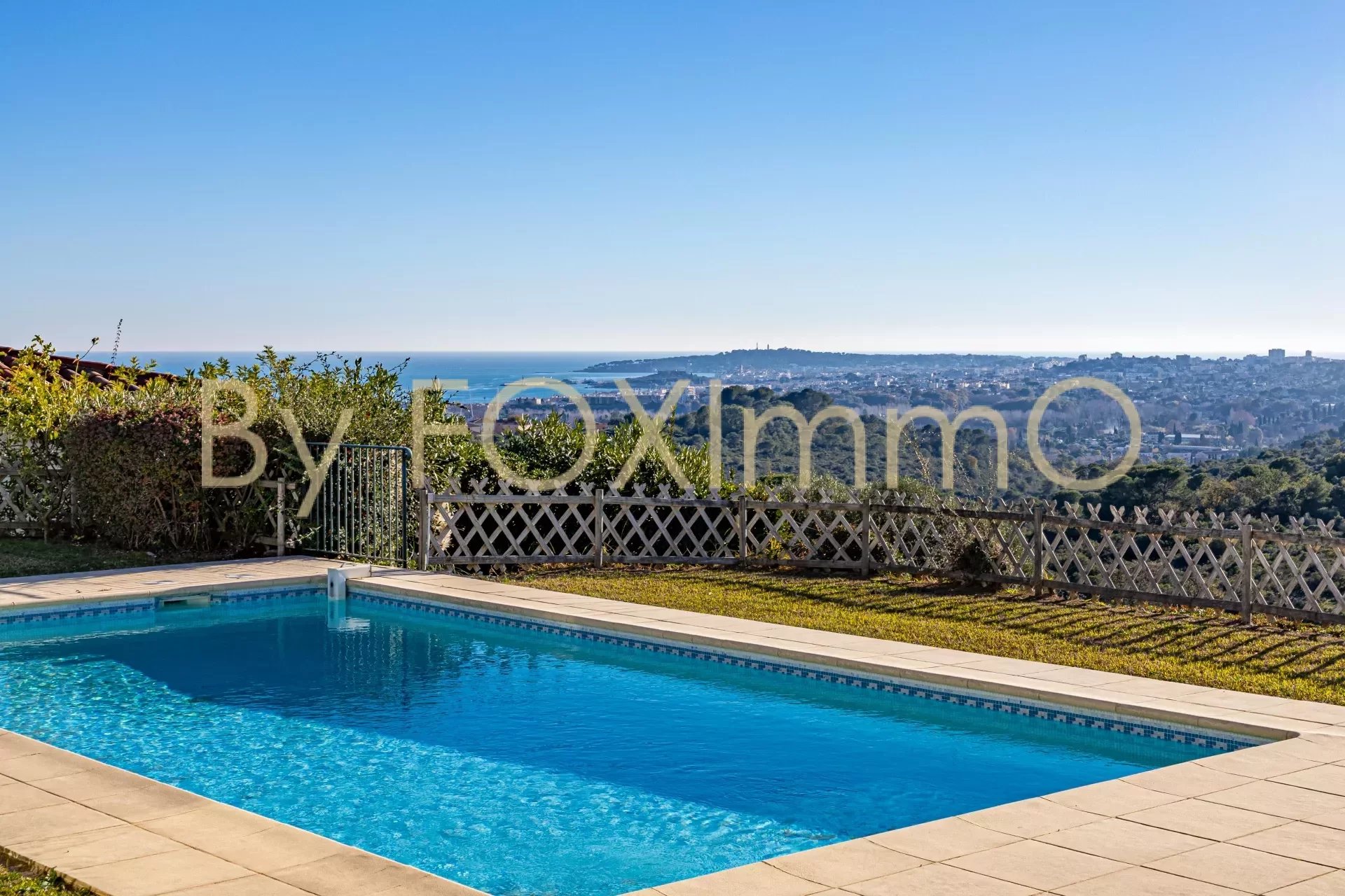 Exceptional and rare opportunity - Highly sought-after, secure estate, recent villa, dominant position, sea view, ground-level, swimming pool, garage, flat plot.