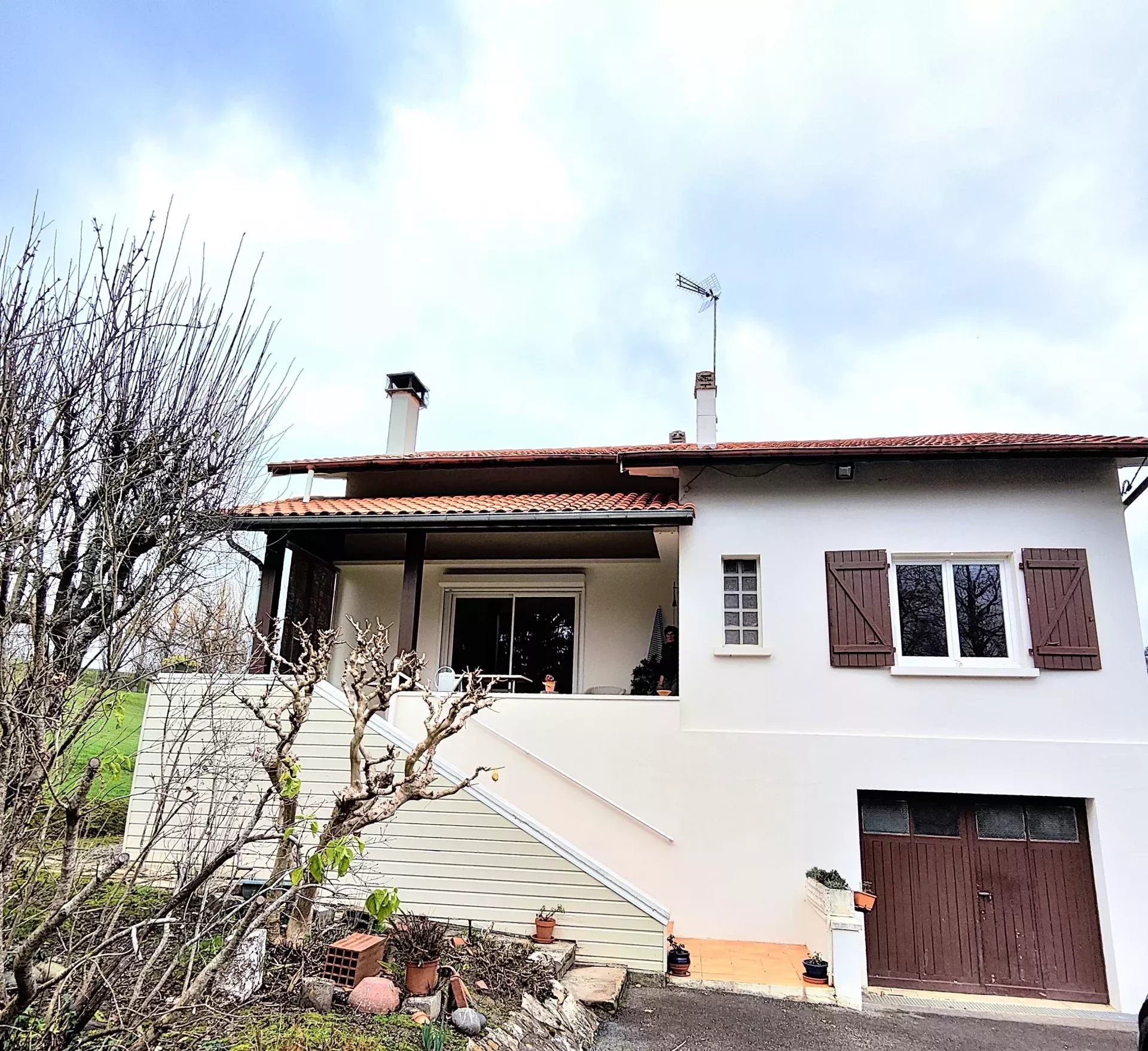 Four-bedroomed house close to town centre with 3500m² of garden