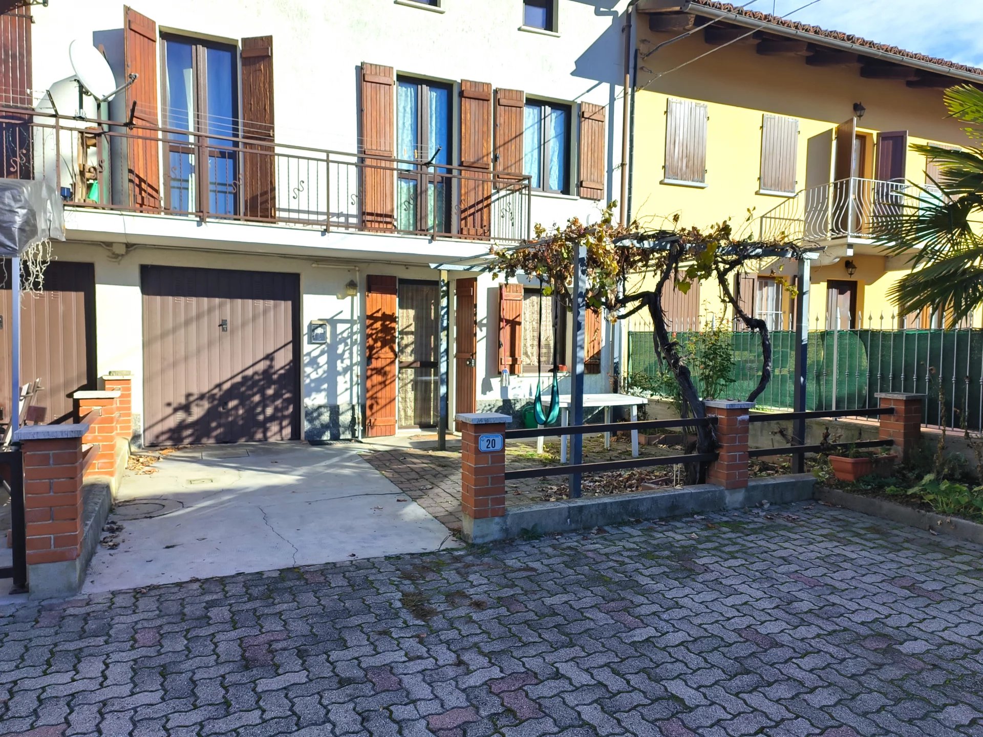 Villa a Schiera nel Cuore di Valfenera