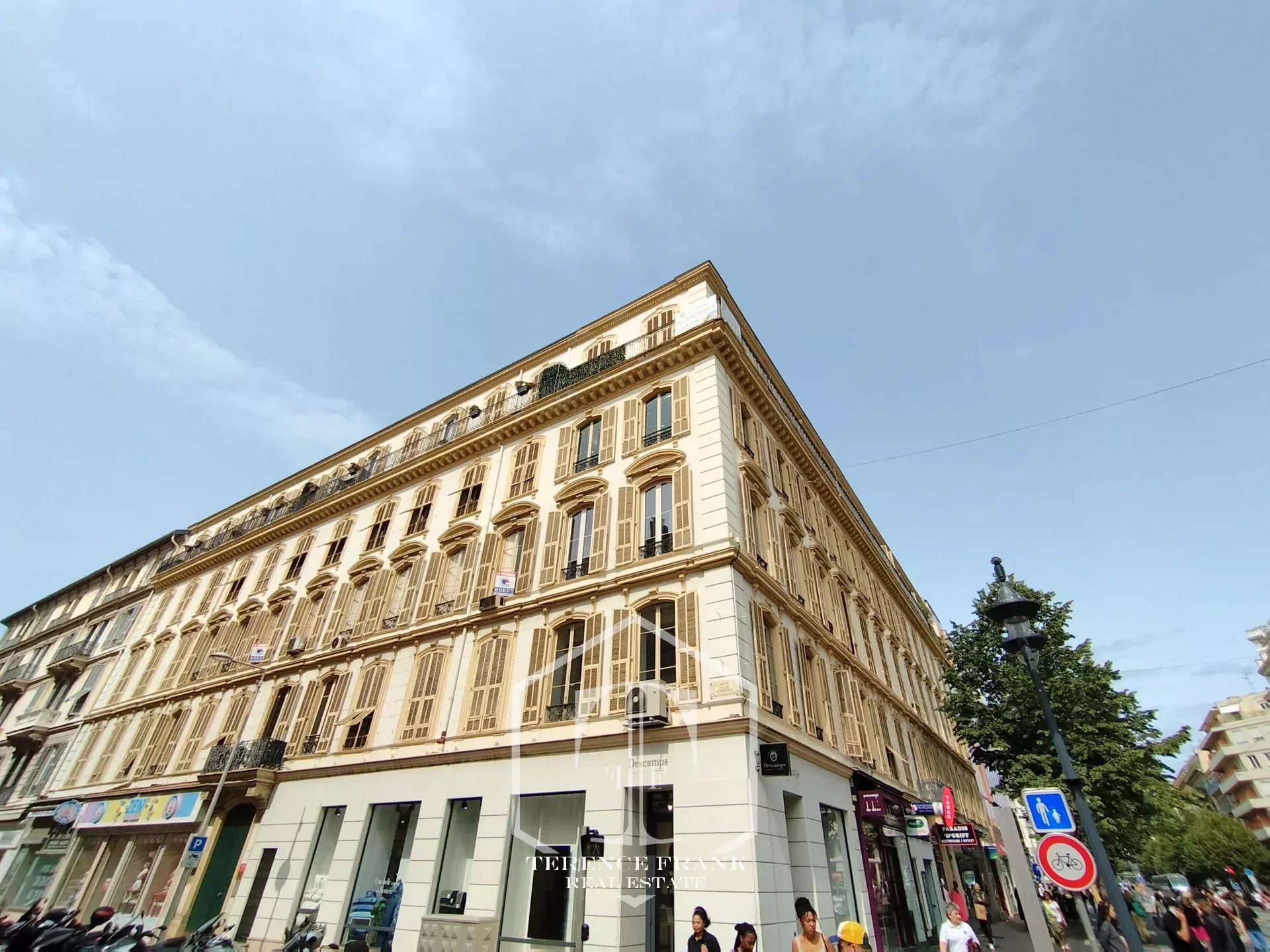 Nice - Centre Ville - Jean Medecin - 6 Pièces en avant dernier étage avec ascenseur à rénover