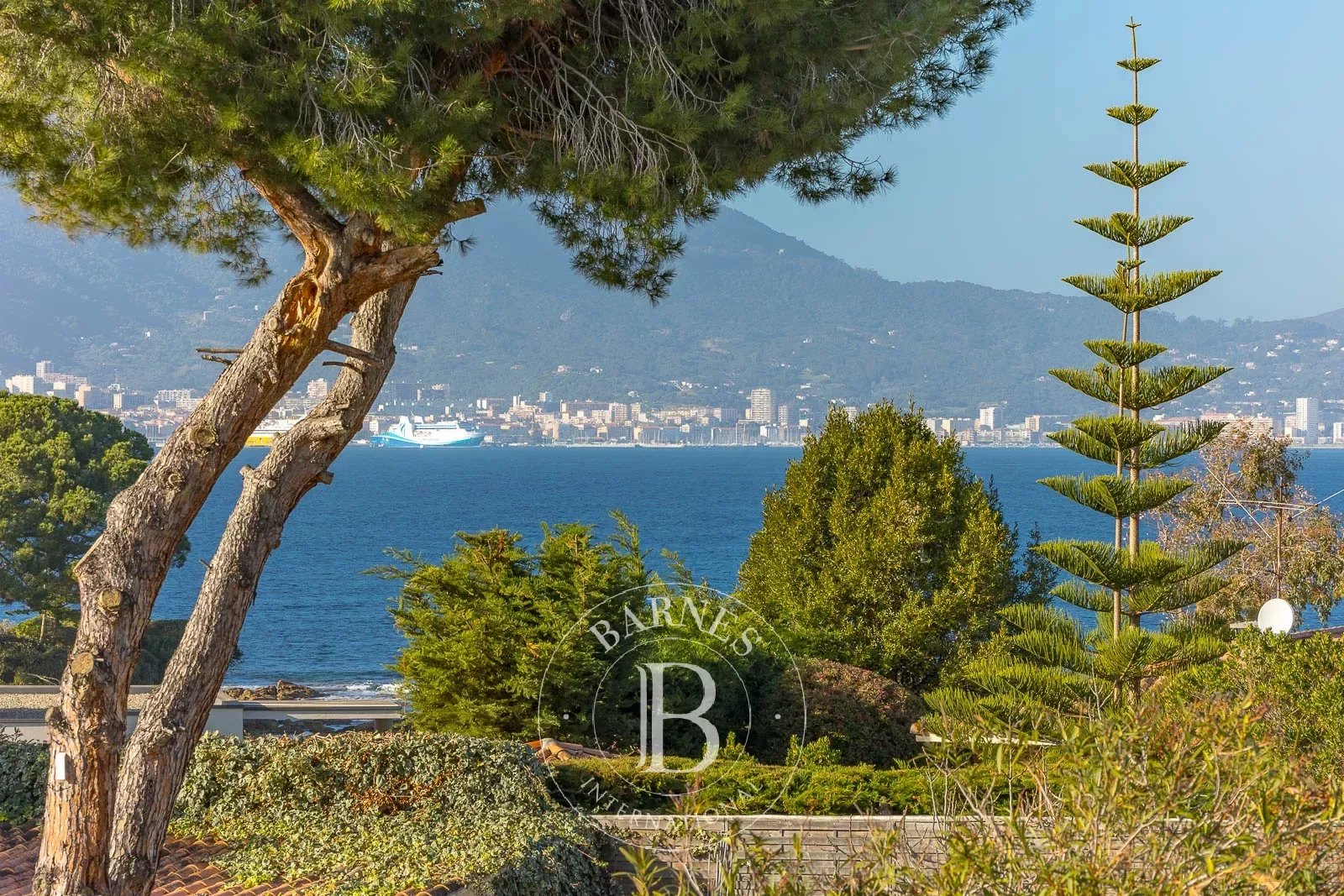 Ajaccio - Property with villa, sea and mountain views and beach within walking distance